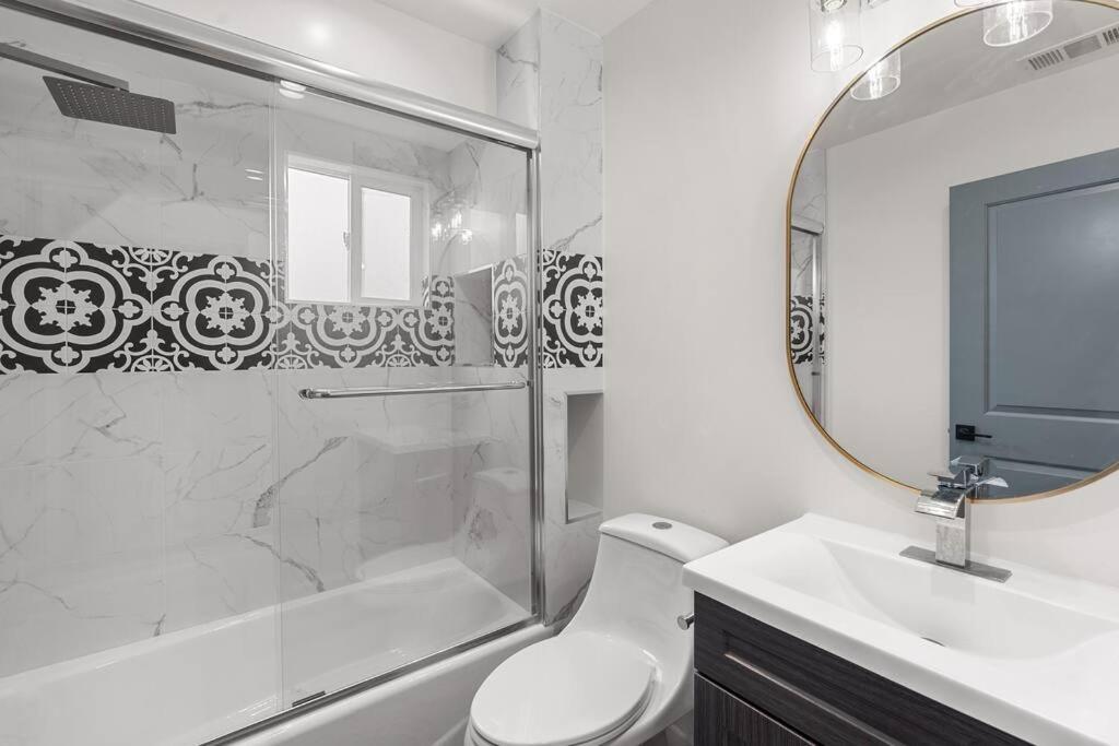 Cozy 2 Bedroom 2 Bath Cottage in Hollywood with Private Yard