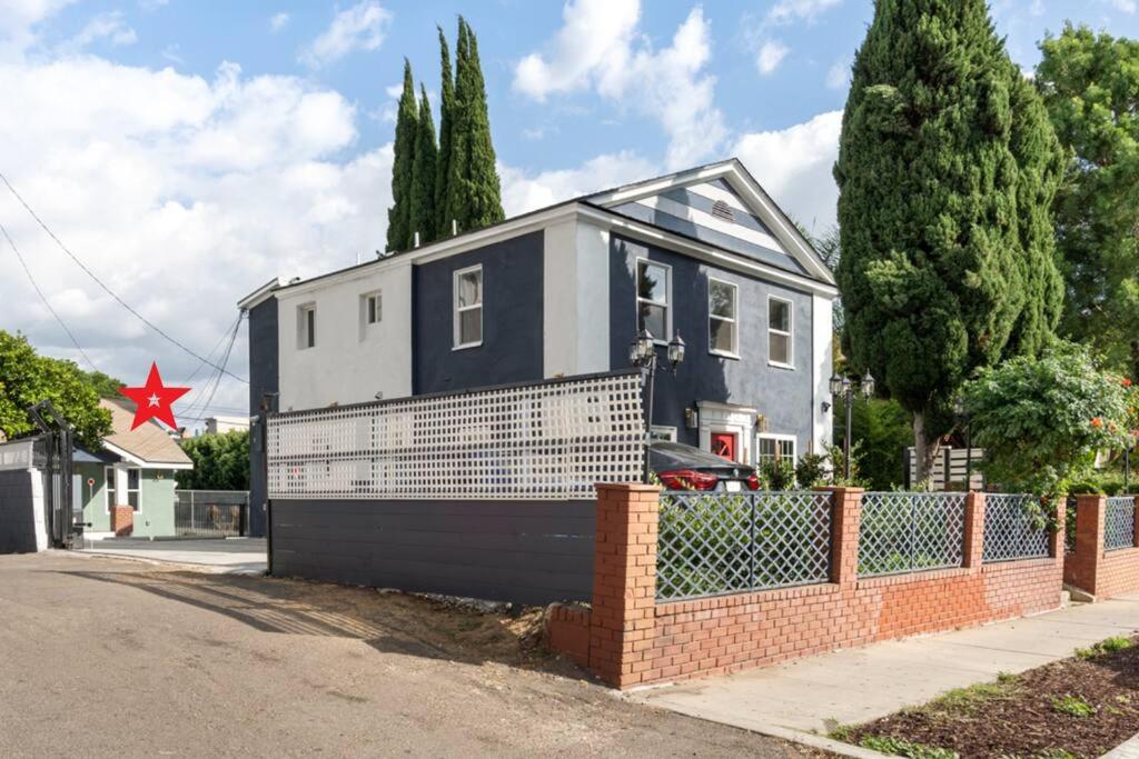 Cozy 2 Bedroom 2 Bath Cottage in Hollywood with Private Yard