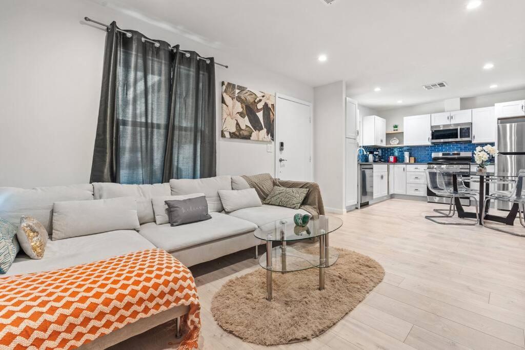 Cozy 2 Bedroom 2 Bath Cottage in Hollywood with Private Yard