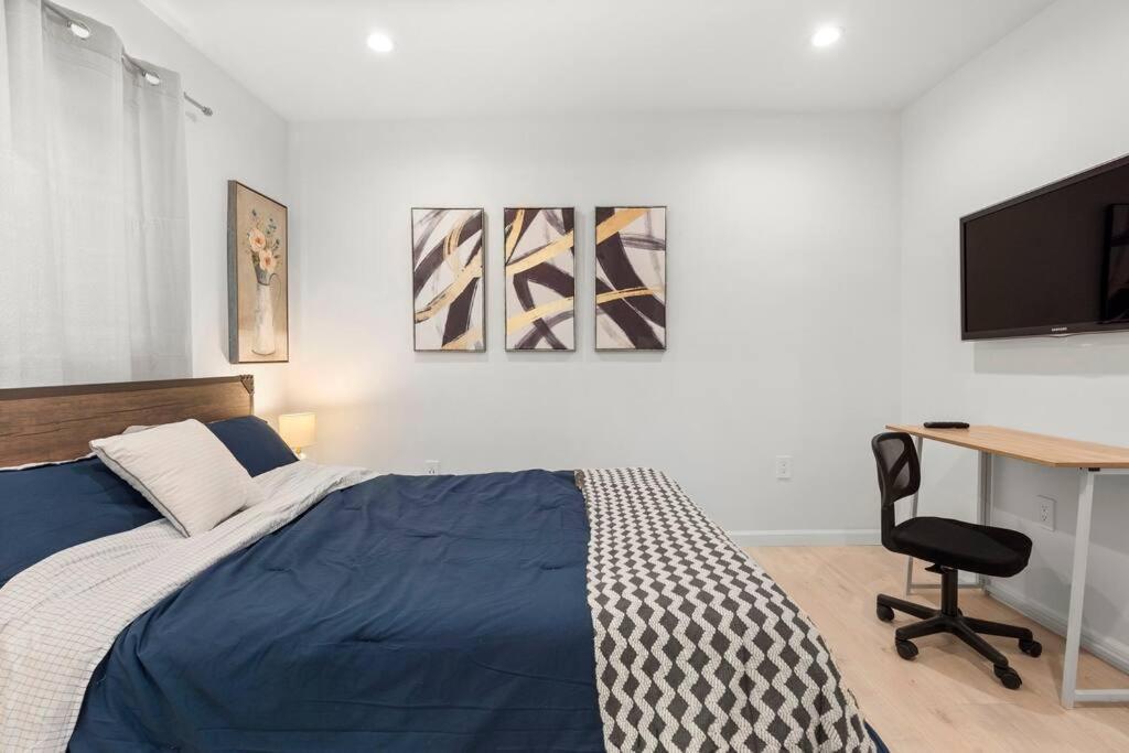 Cozy 2 Bedroom 2 Bath Cottage in Hollywood with Private Yard