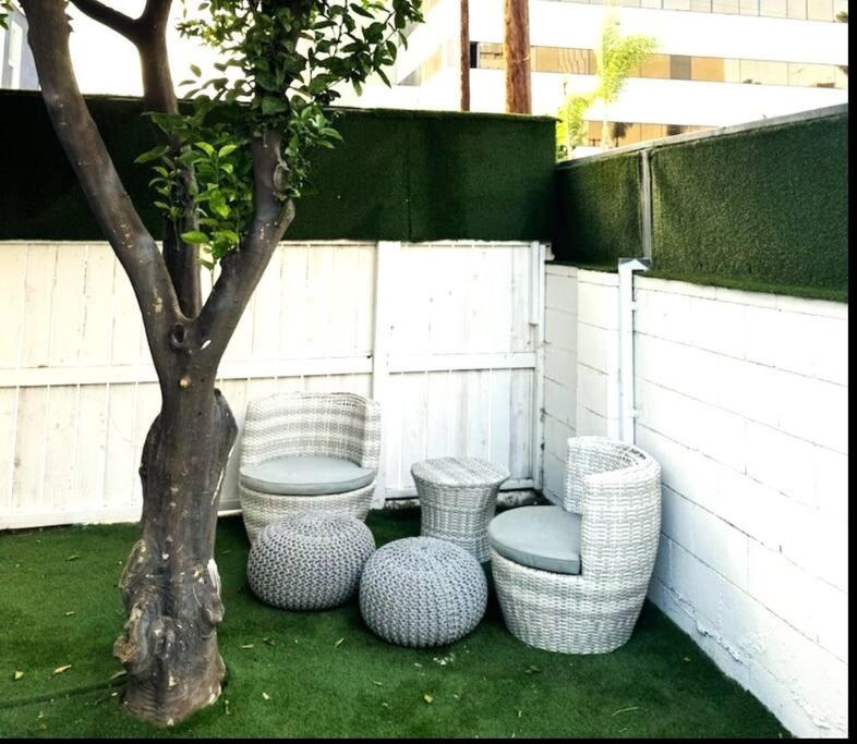 Cozy 2 Bedroom 2 Bath Cottage in Hollywood with Private Yard