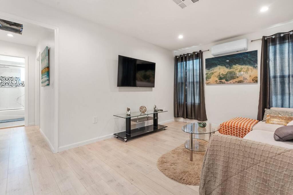 Cozy 2 Bedroom 2 Bath Cottage in Hollywood with Private Yard