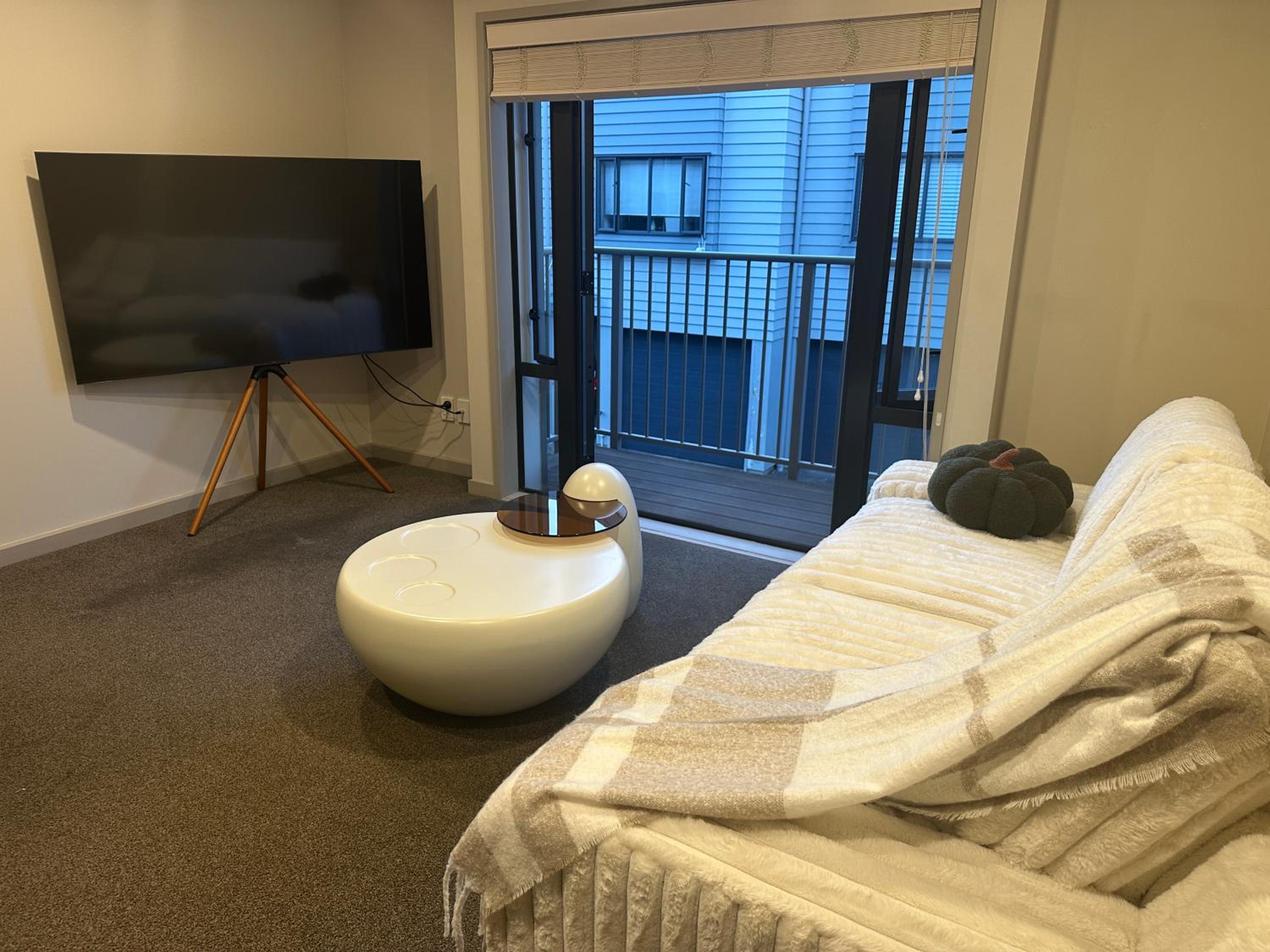 3 BDR 2Bathroom--AKL CBD view 4