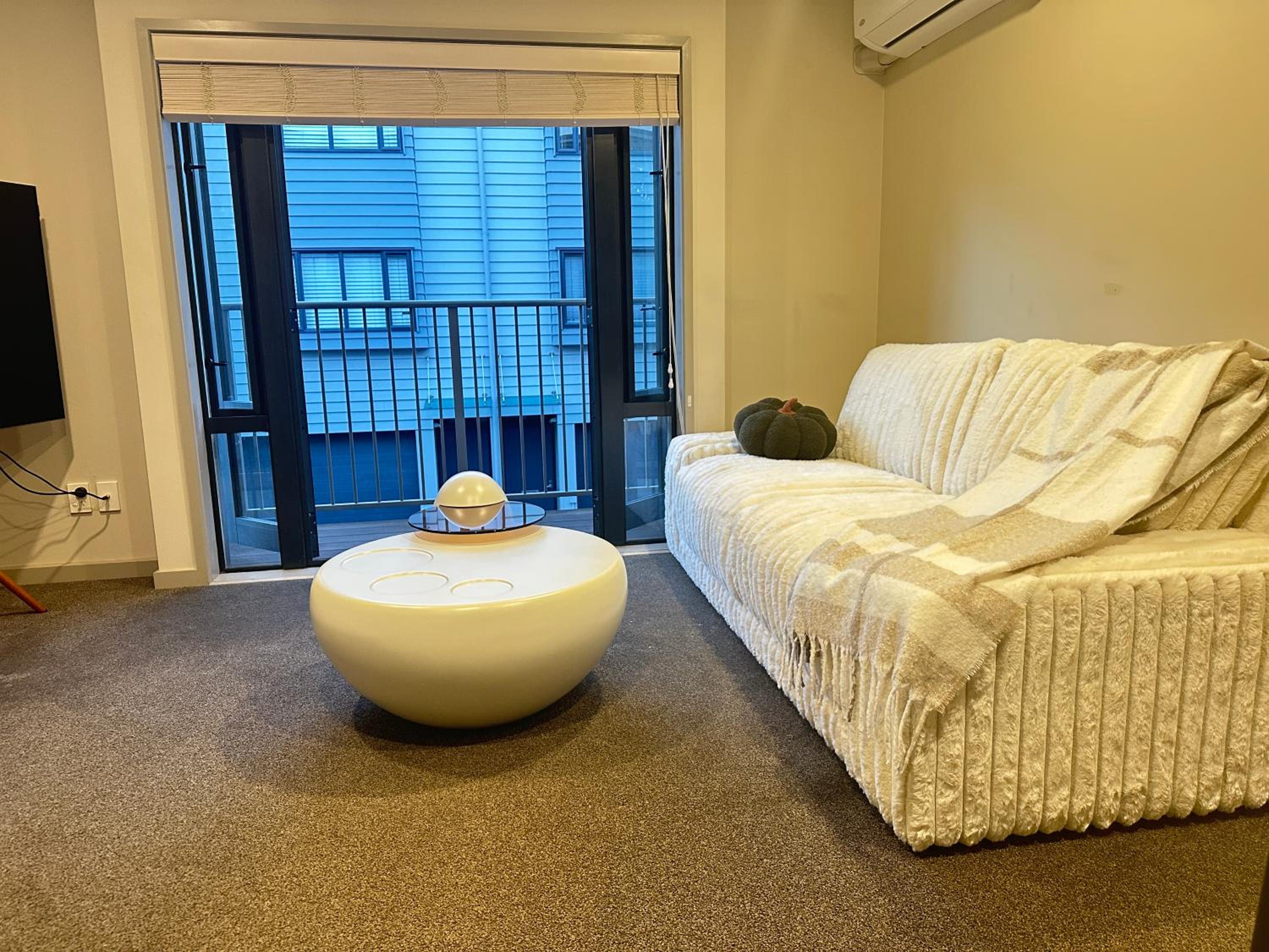 3 BDR 2Bathroom--AKL CBD view 5