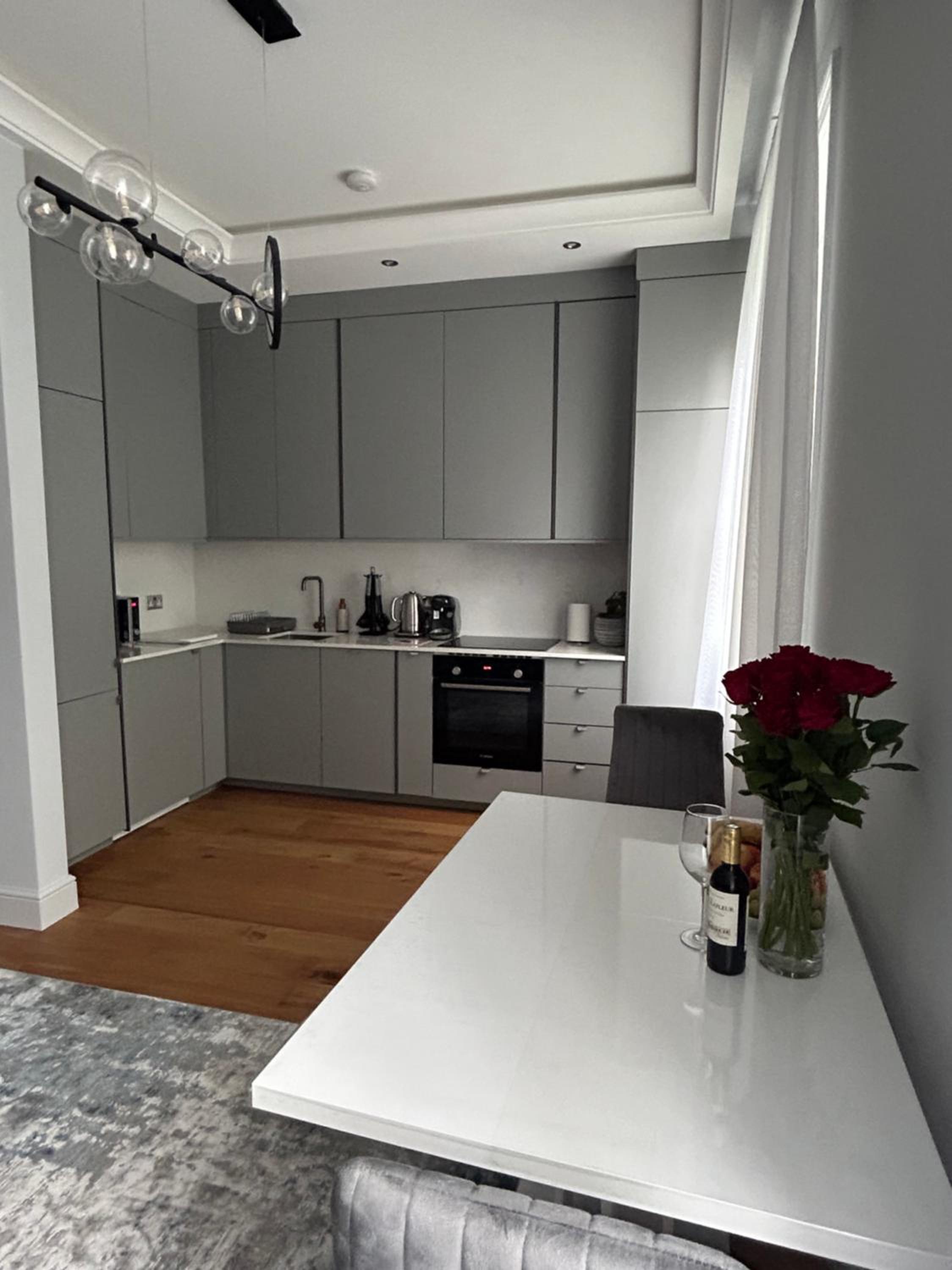 Stylish One Bed Flat in Paddington Pool and gym next door Free secure underground parking nearby