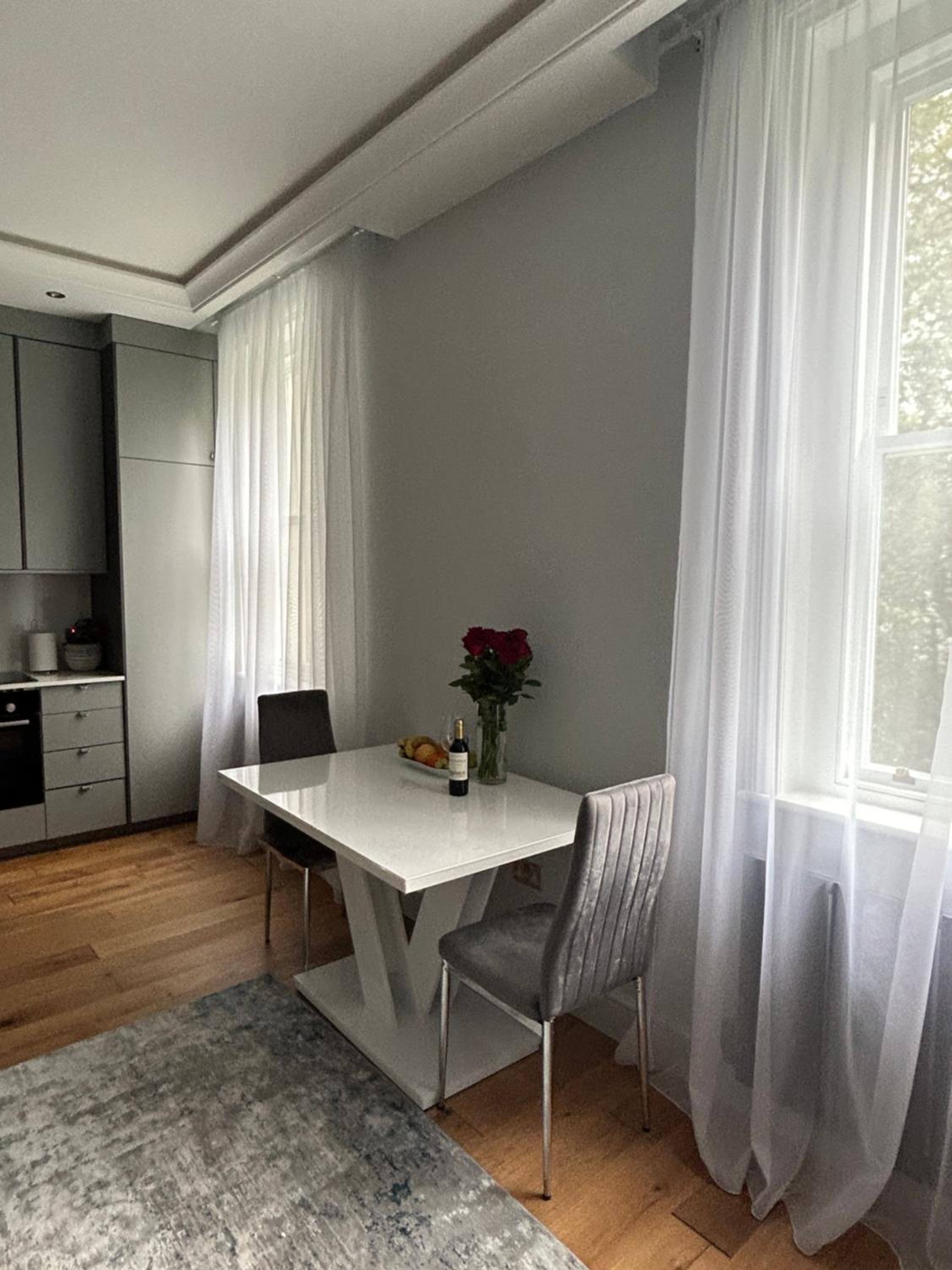 Stylish One Bed Flat in Paddington Pool and gym next door Free secure underground parking nearby