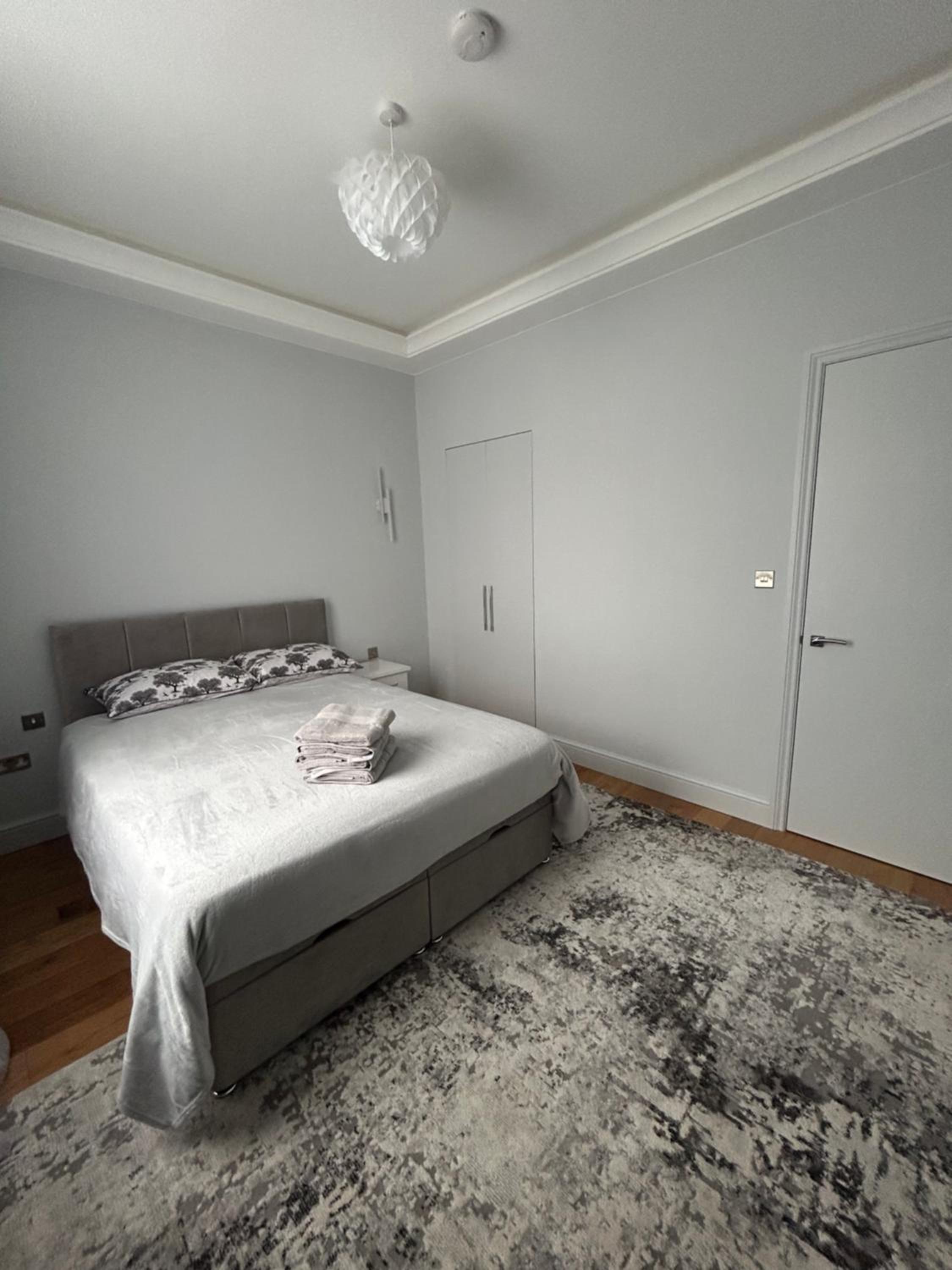 Stylish One Bed Flat in Paddington Pool and gym next door Free secure underground parking nearby