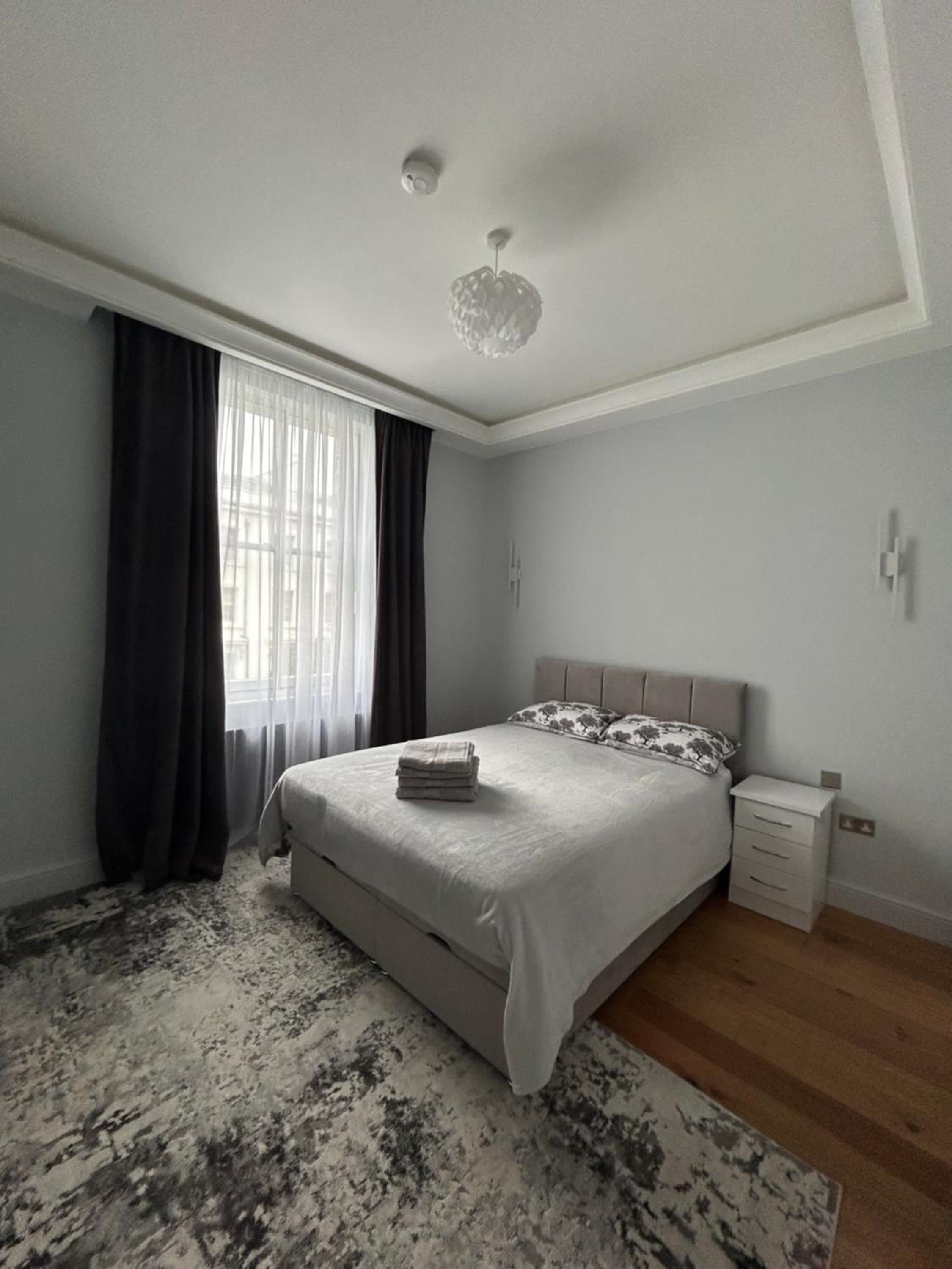 Stylish One Bed Flat in Paddington Pool and gym next door Free secure underground parking nearby