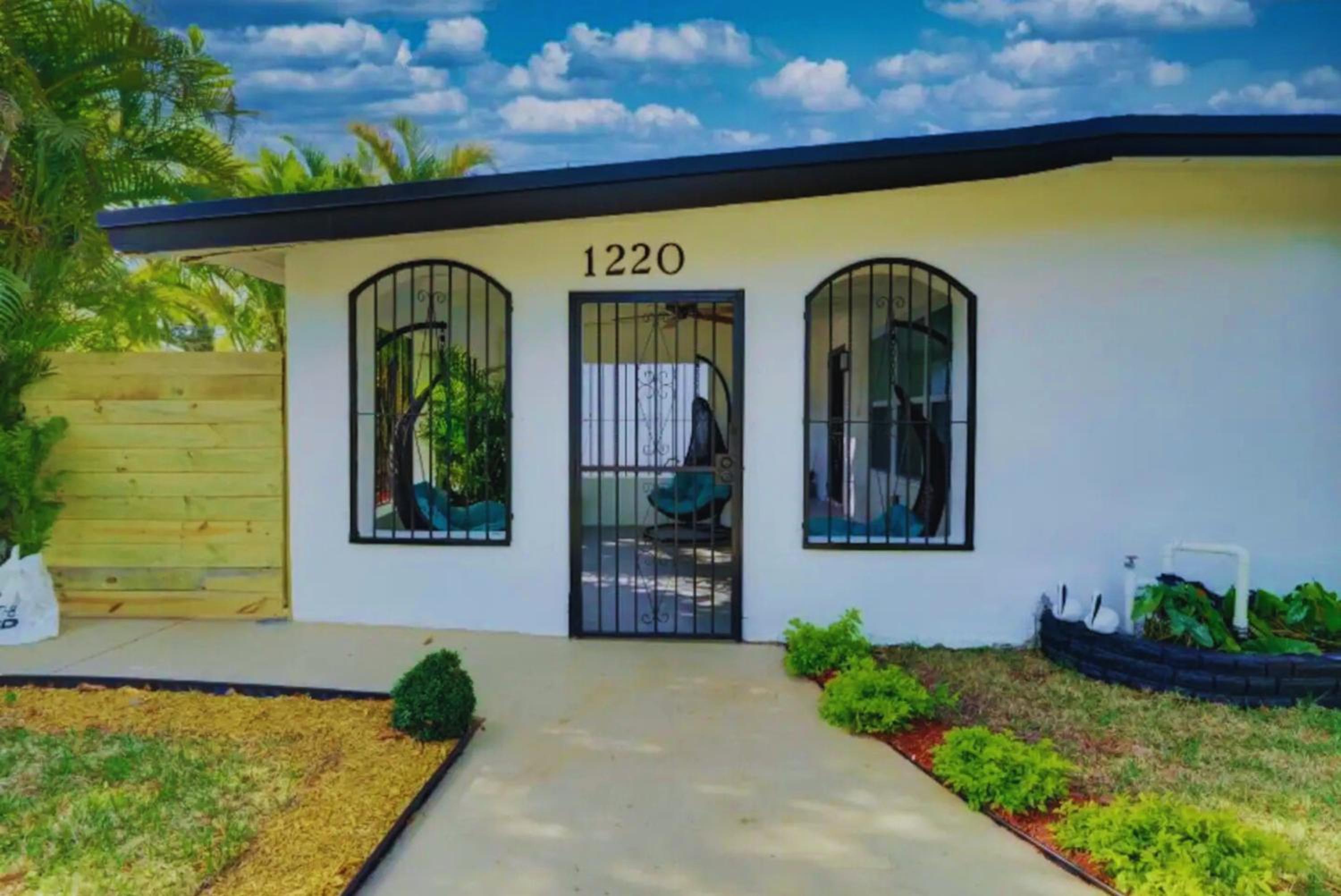 Flamingo House with Cinema, Pool & Chill Area
