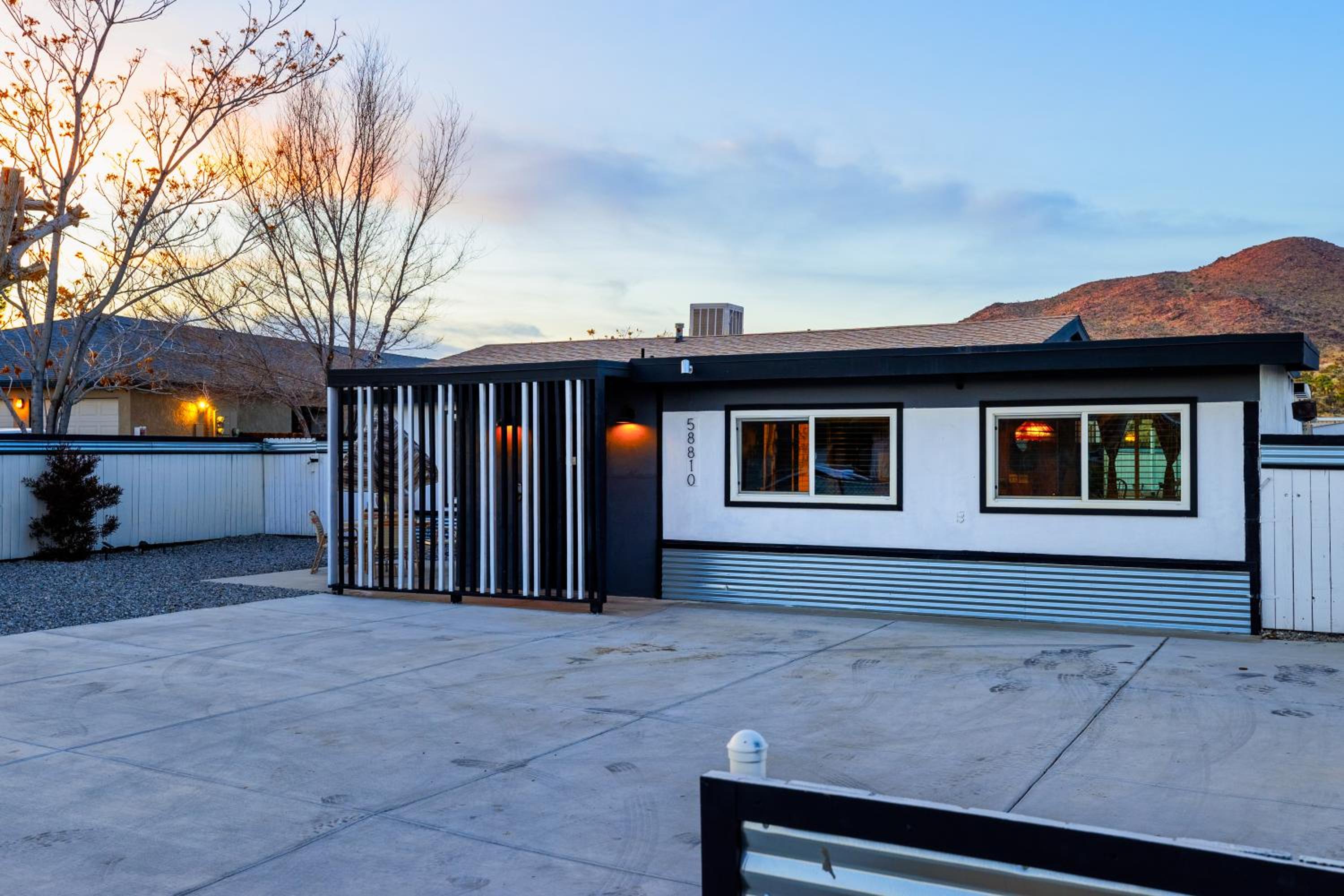 Hotel HUGE House in Joshua Tree/Yucca Valley with Pool & Hot Tub - Image 1