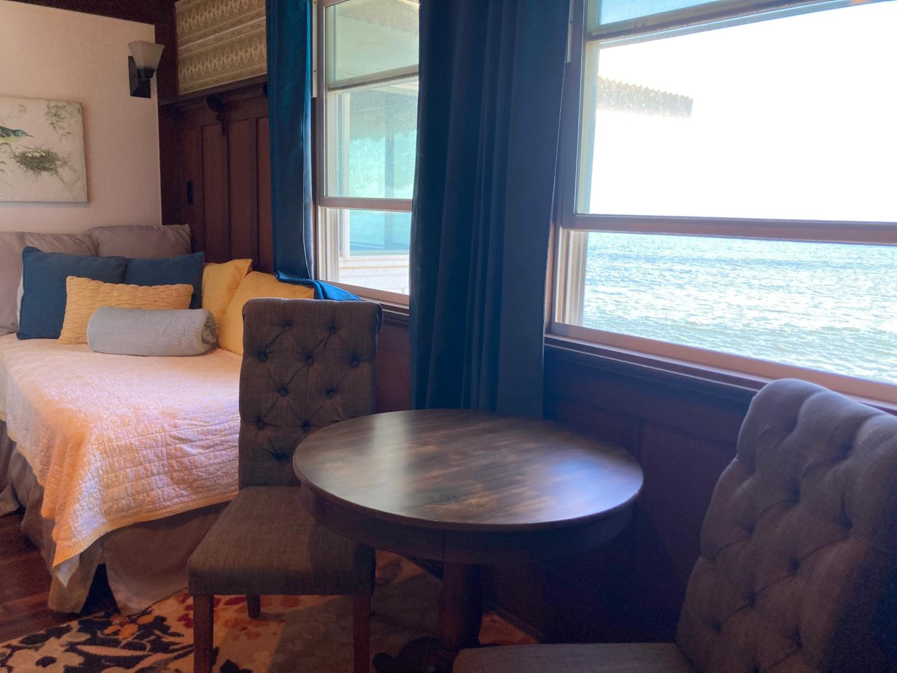 Hilo Bay Oceanfront Bed and Breakfast
