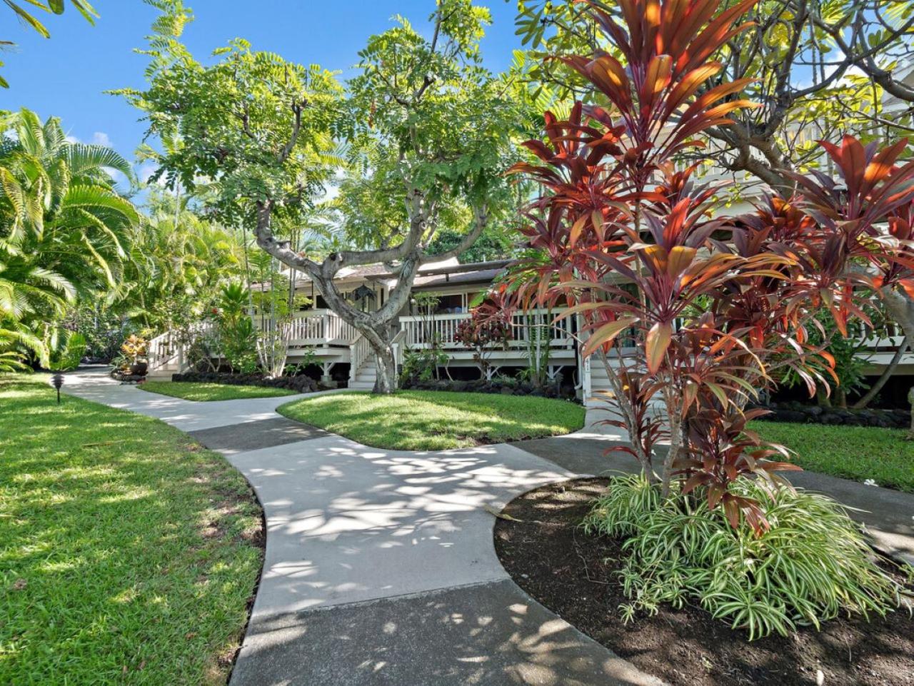 Upgraded Chic Condo with Lush Gardens view 3