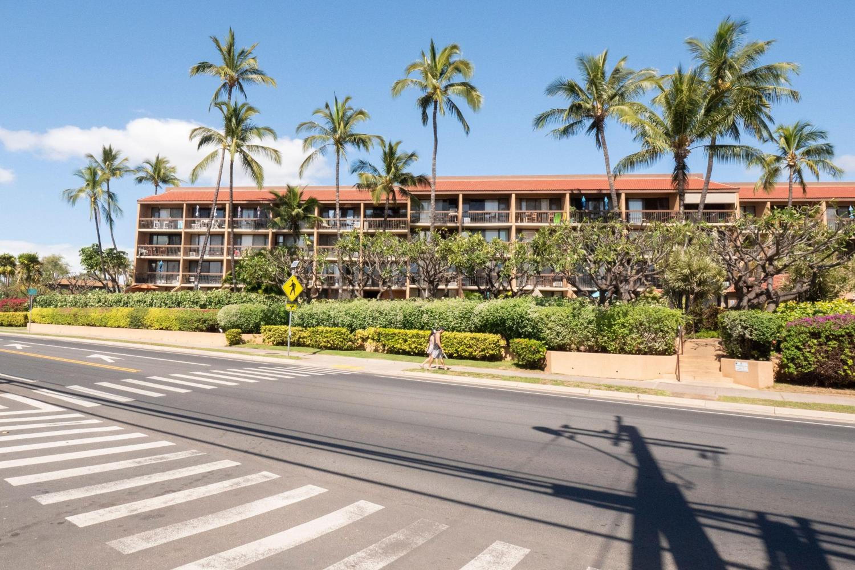 Maui Vista 1417 · MV 1417 Updated 2BD w Pool AC BBQ Near Beach