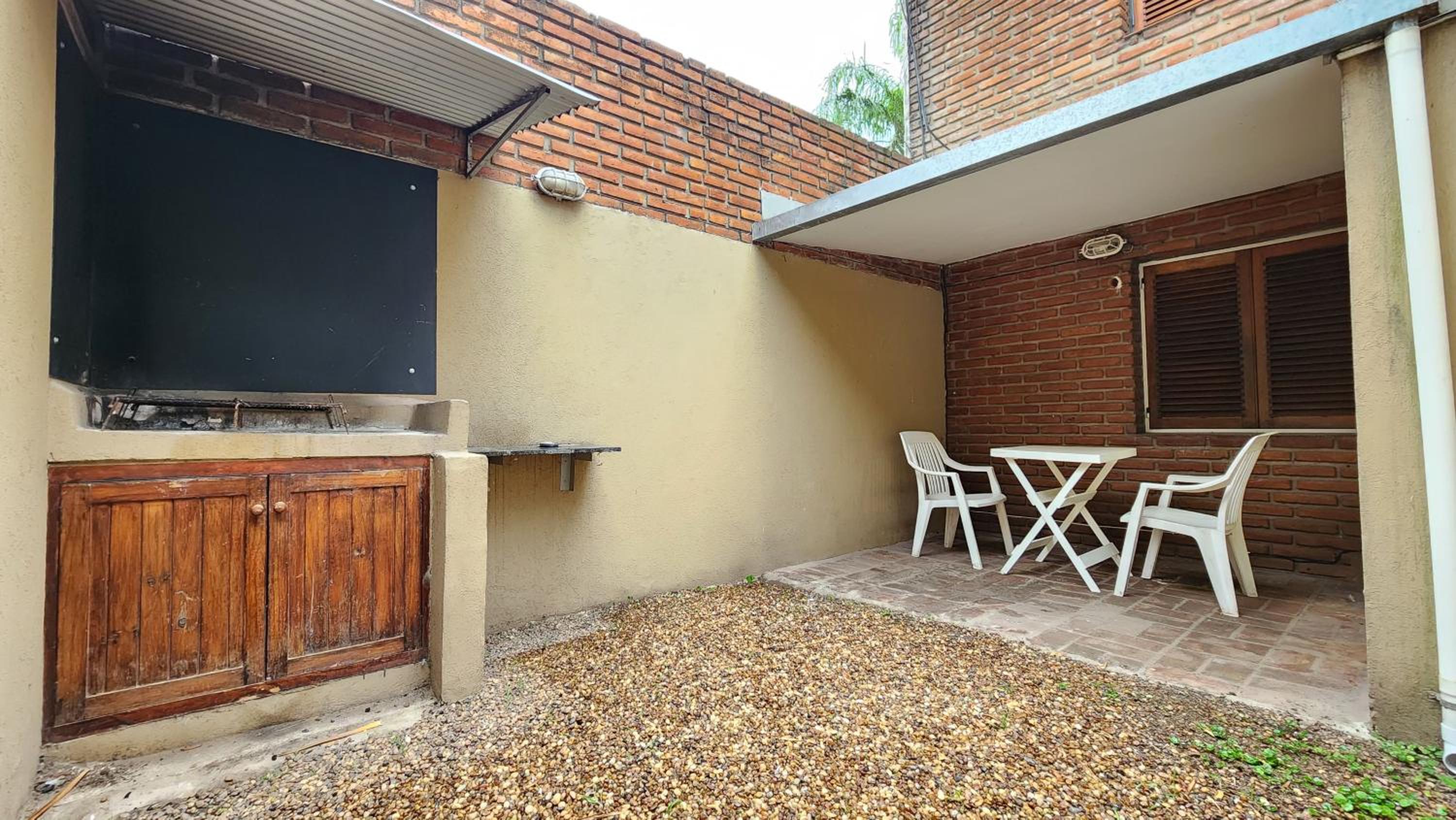 Departamento PB, patio y asador privados - NUEVO SERVICIO Estacionamiento 24hs INCLUIDO, no camioneta- Cerca de hotel Quinto Centenario, Nuevocentro shoppi