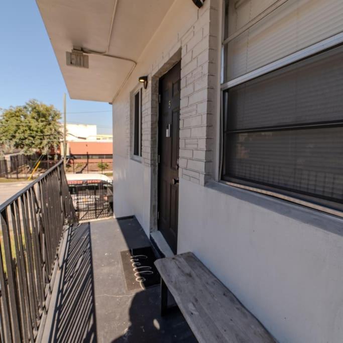 Queens Cozy Condo Near Downtown Airport