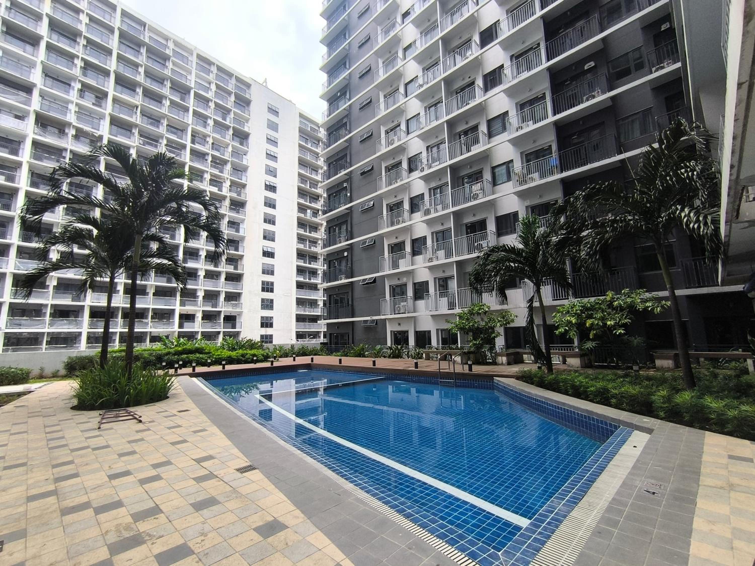Shore 3 Residences 1BR near MOA view 3