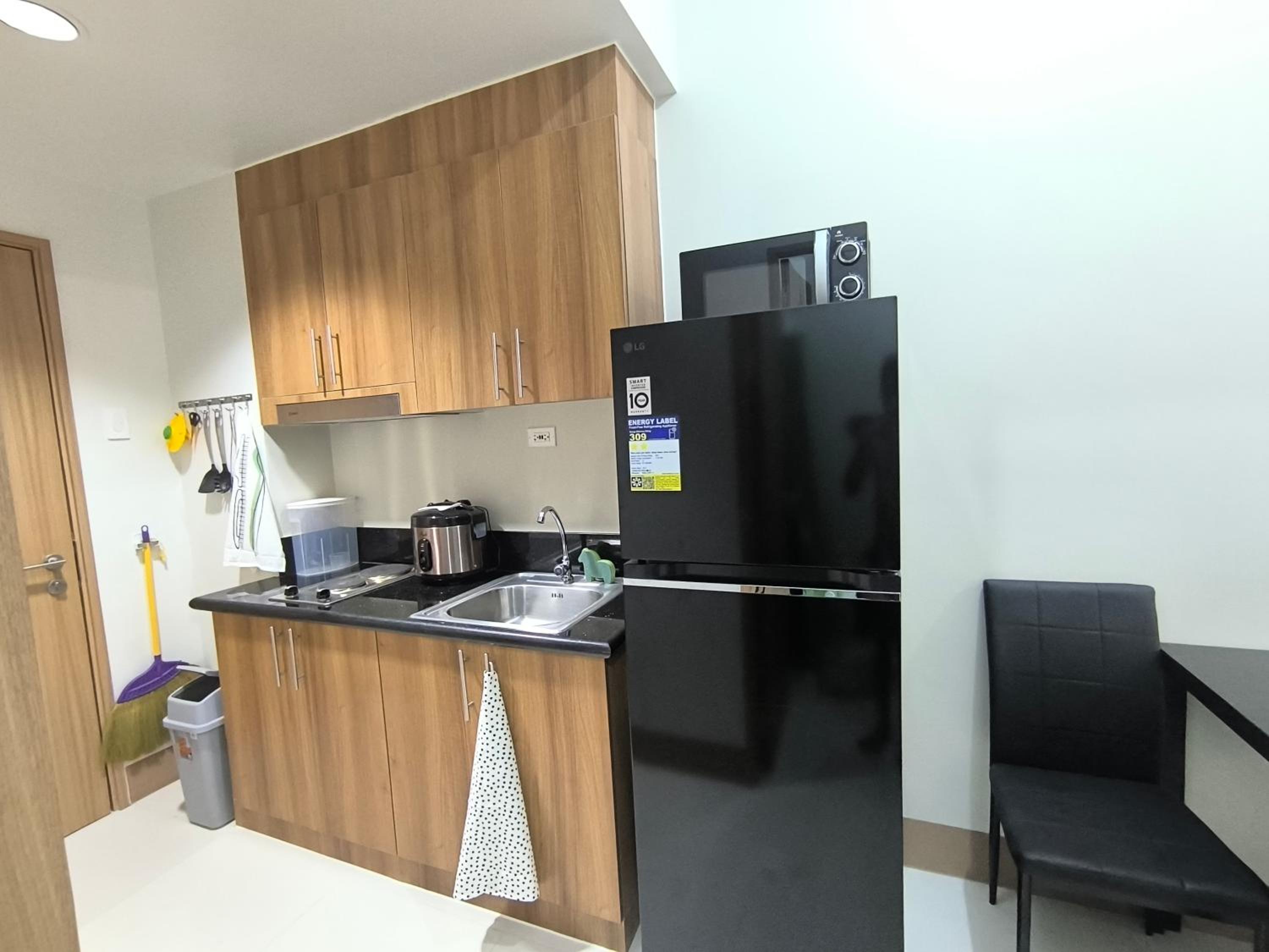 Shore 3 Residences 1BR near MOA view 4