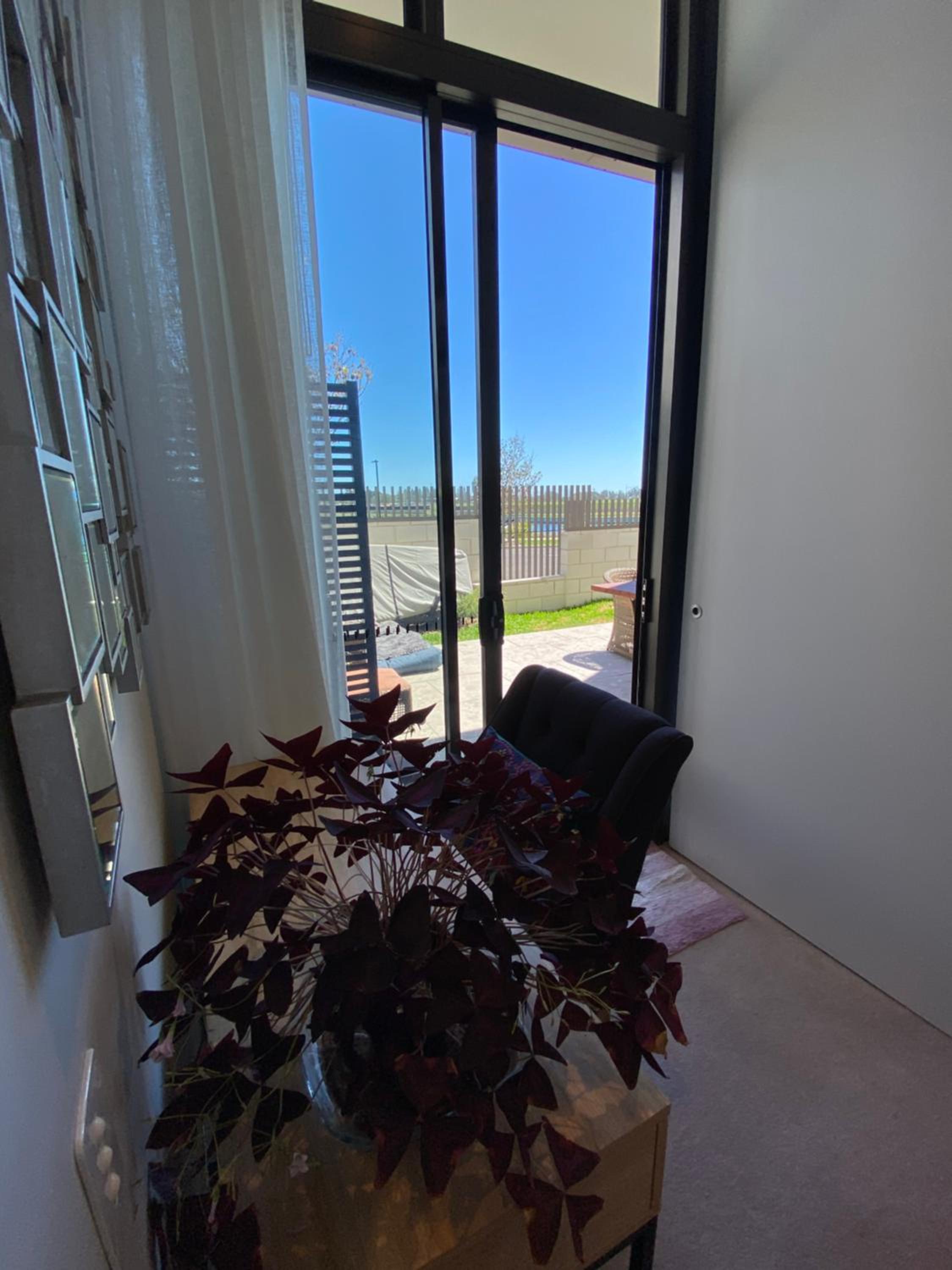 Marina View Comfy Ensuite Room With Private Host and Dogs SOLO Guest Only