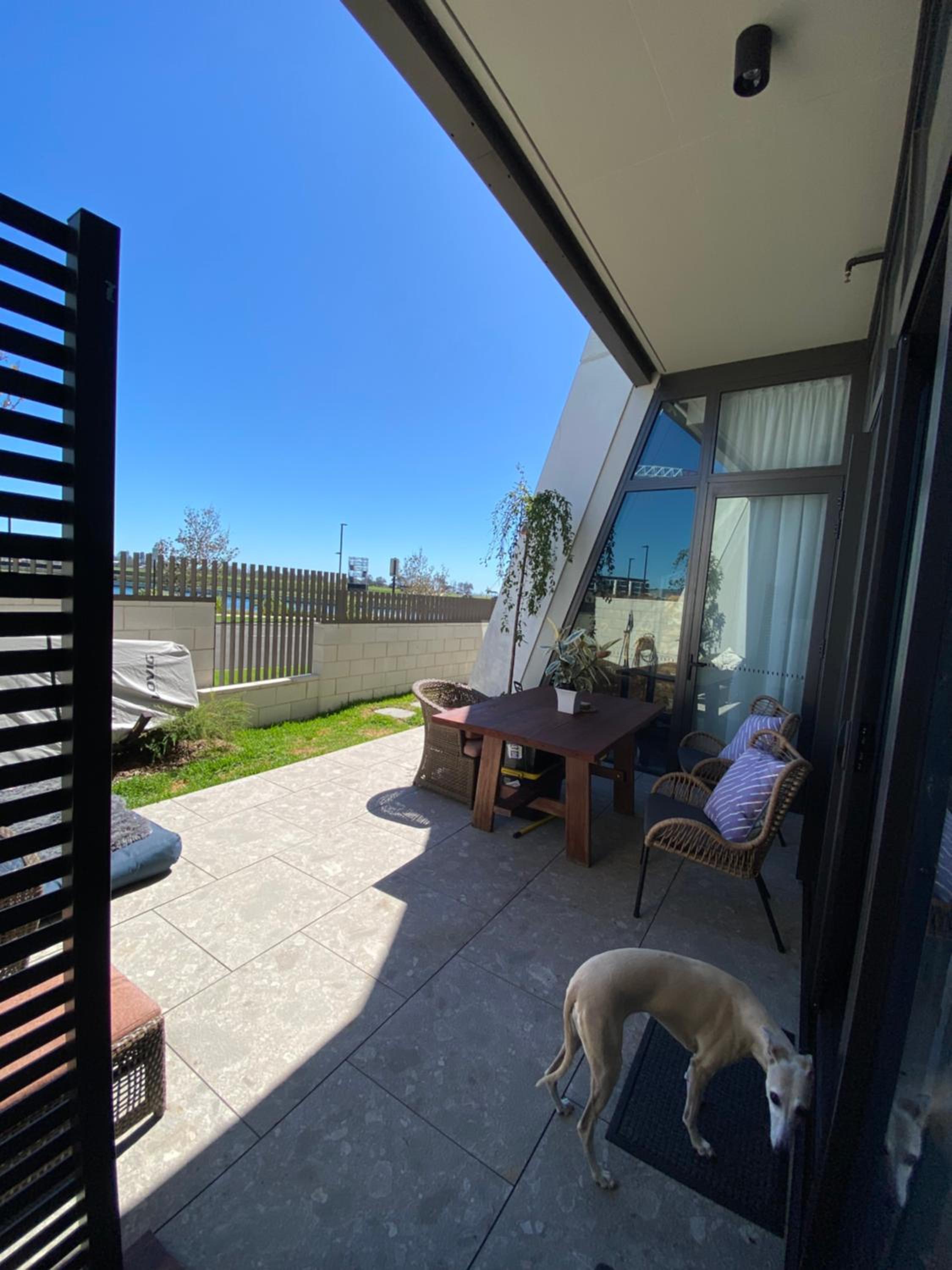 Marina View Comfy Ensuite Room With Private Host and Dogs SOLO Guest Only