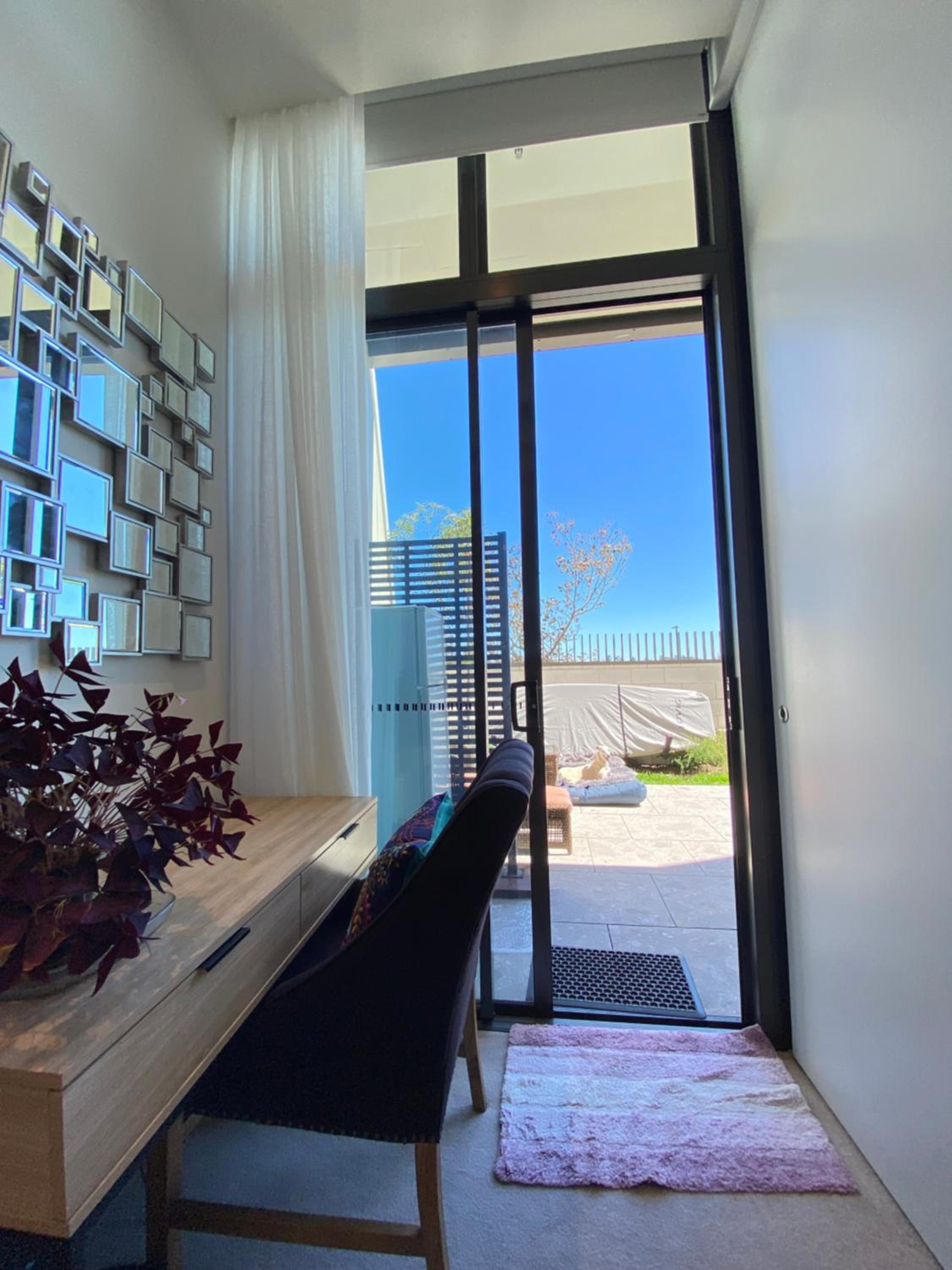 Marina View Comfy Ensuite Room With Private Host and Dogs SOLO Guest Only