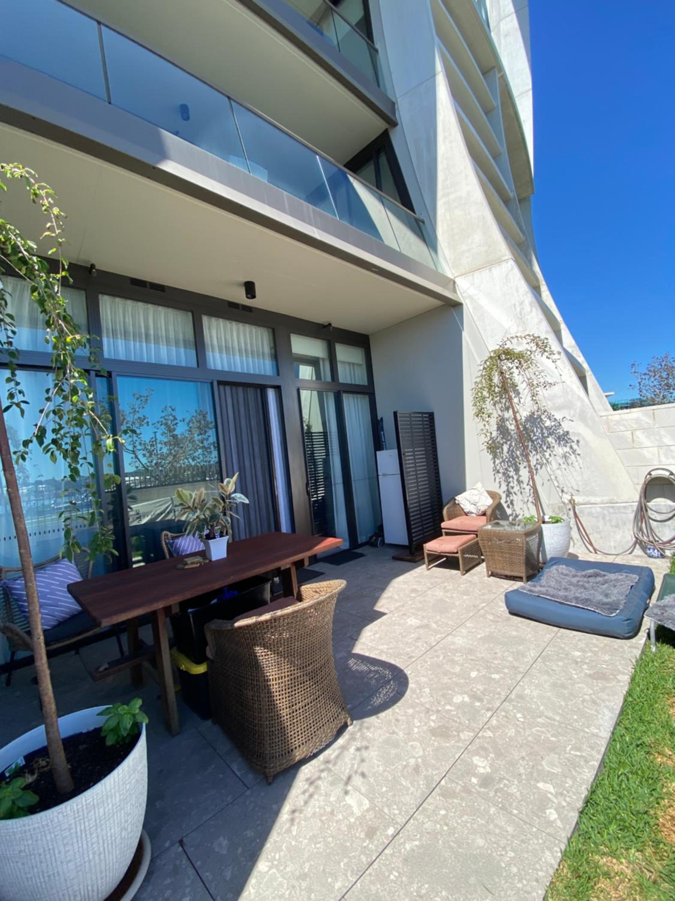 Marina View Comfy Ensuite Room With Private Host and Dogs SOLO Guest Only