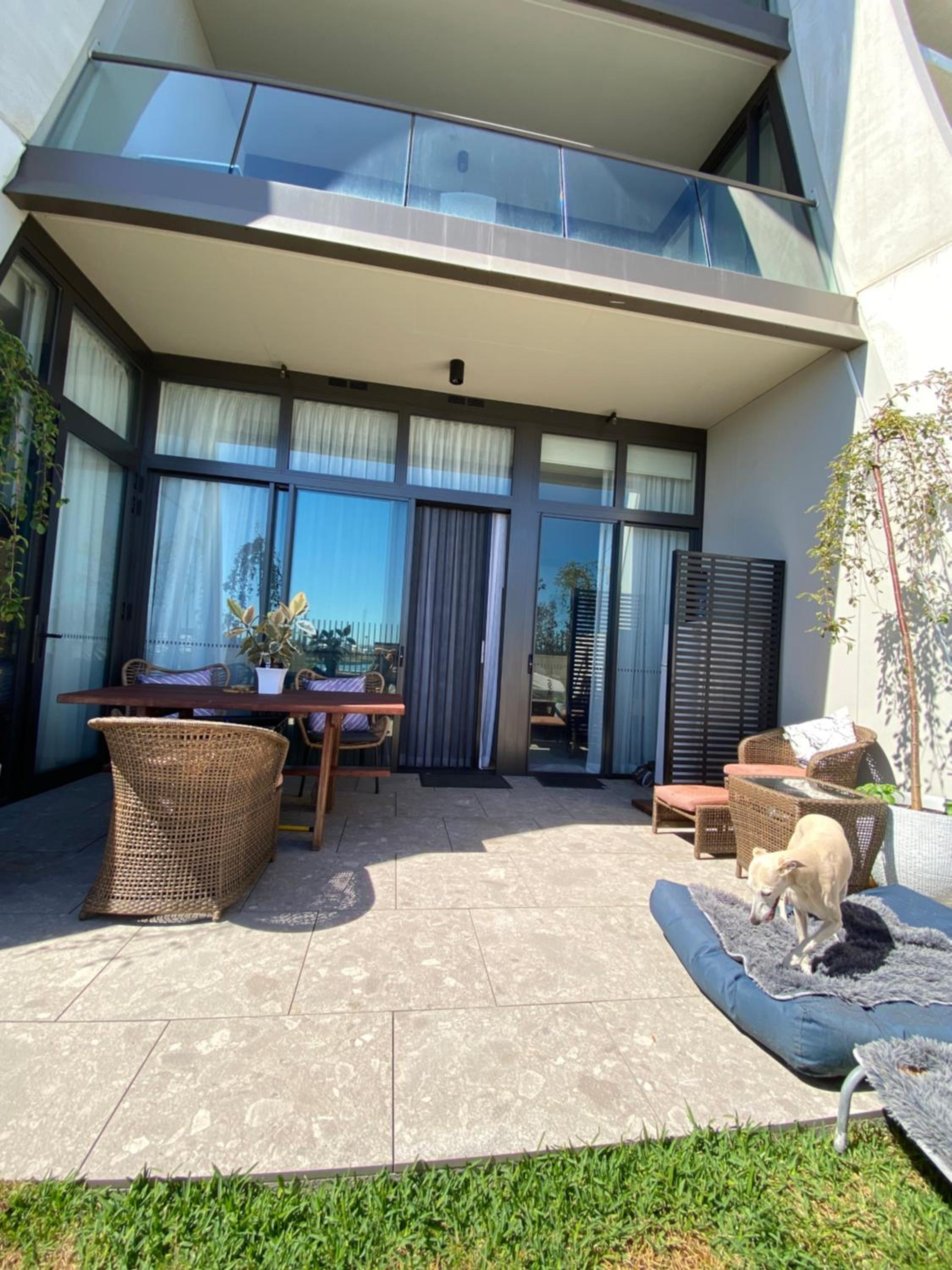 Marina View Comfy Ensuite Room With Private Host and Dogs SOLO Guest Only