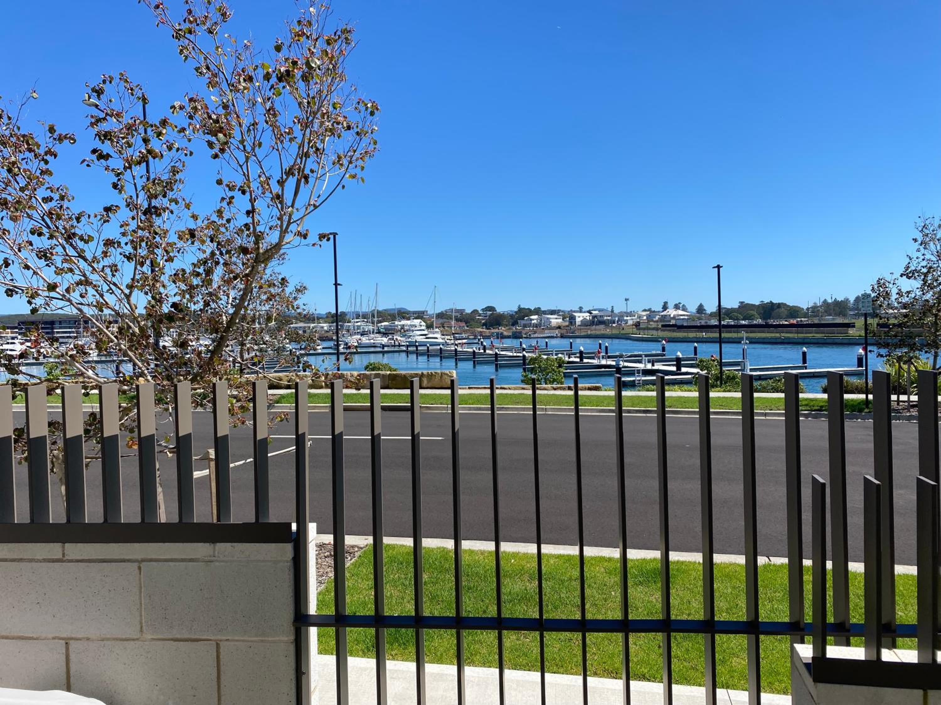 Marina View Comfy Ensuite Room With Private Host and Dogs SOLO Guest Only