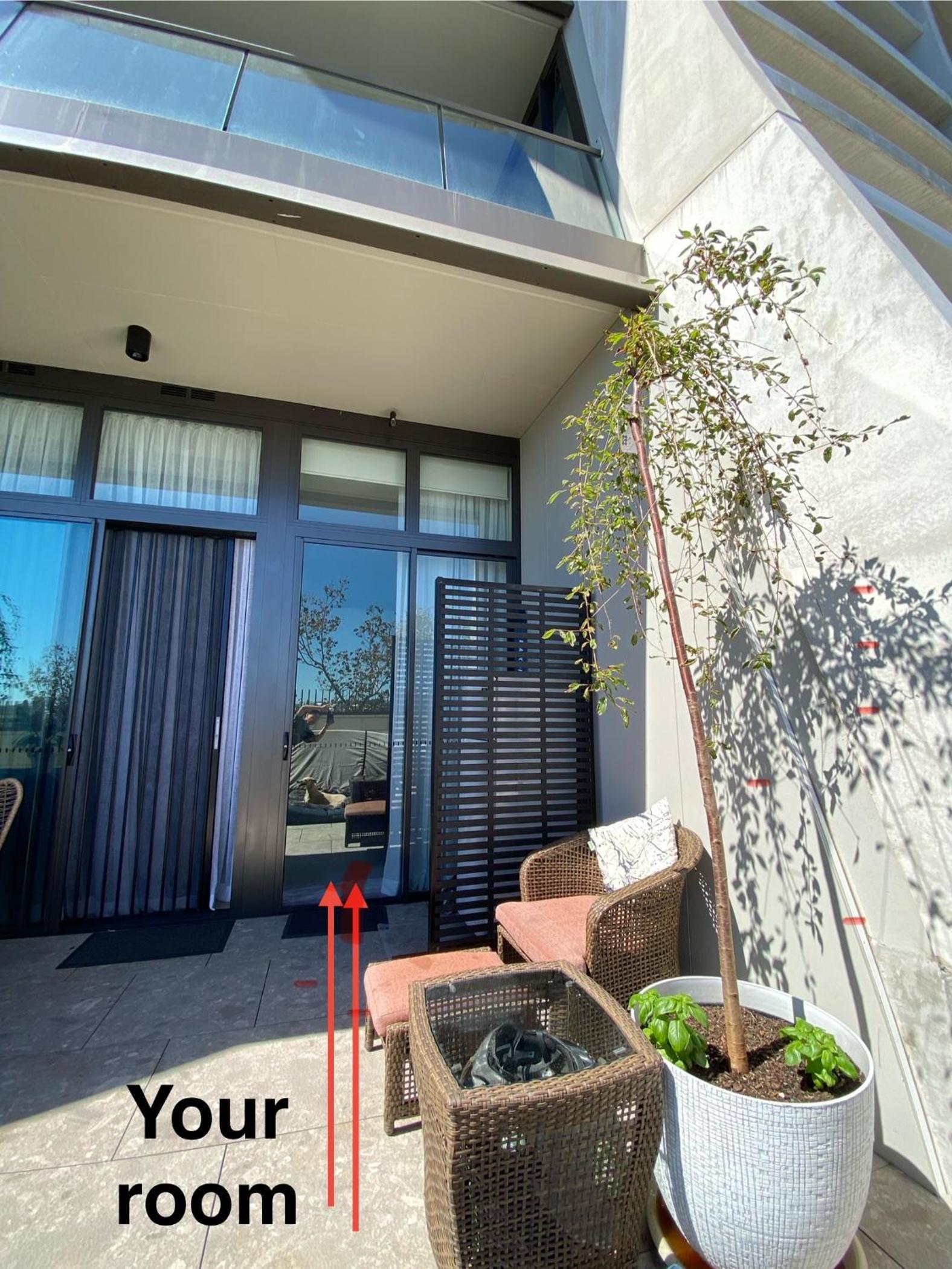 Marina View Comfy Ensuite Room With Private Host and Dogs SOLO Guest Only