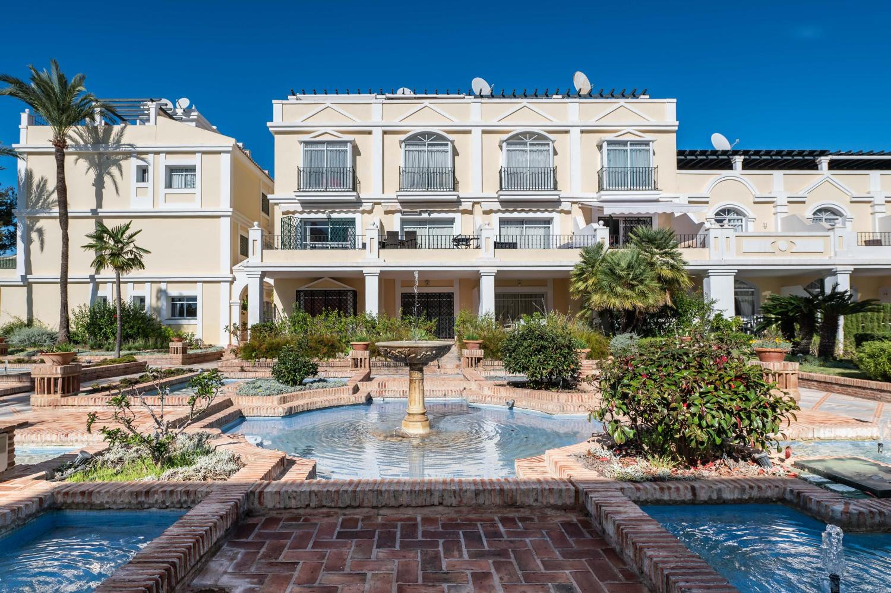 Calma House Aloha Gardens Marbella by VPS