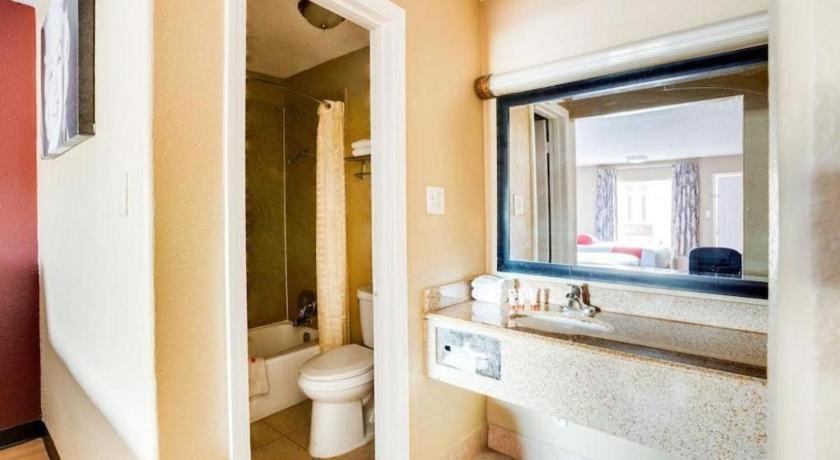 OYO Hotel Tyler Northwest Mineola Hwy view 4