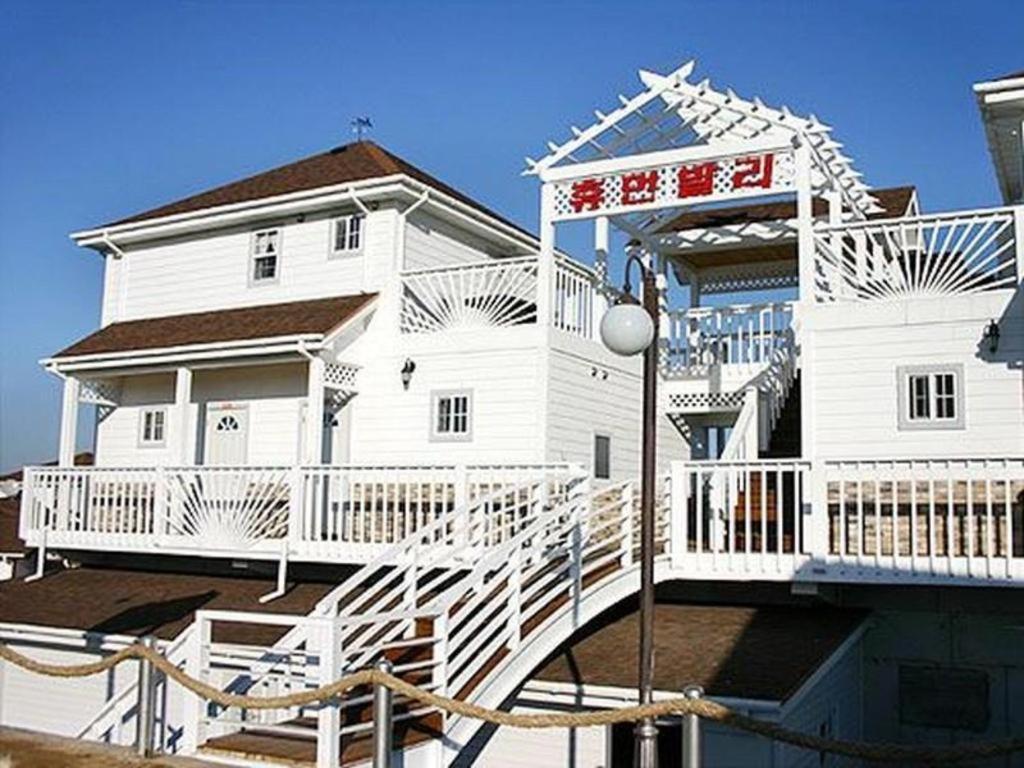 Human Valley Pension