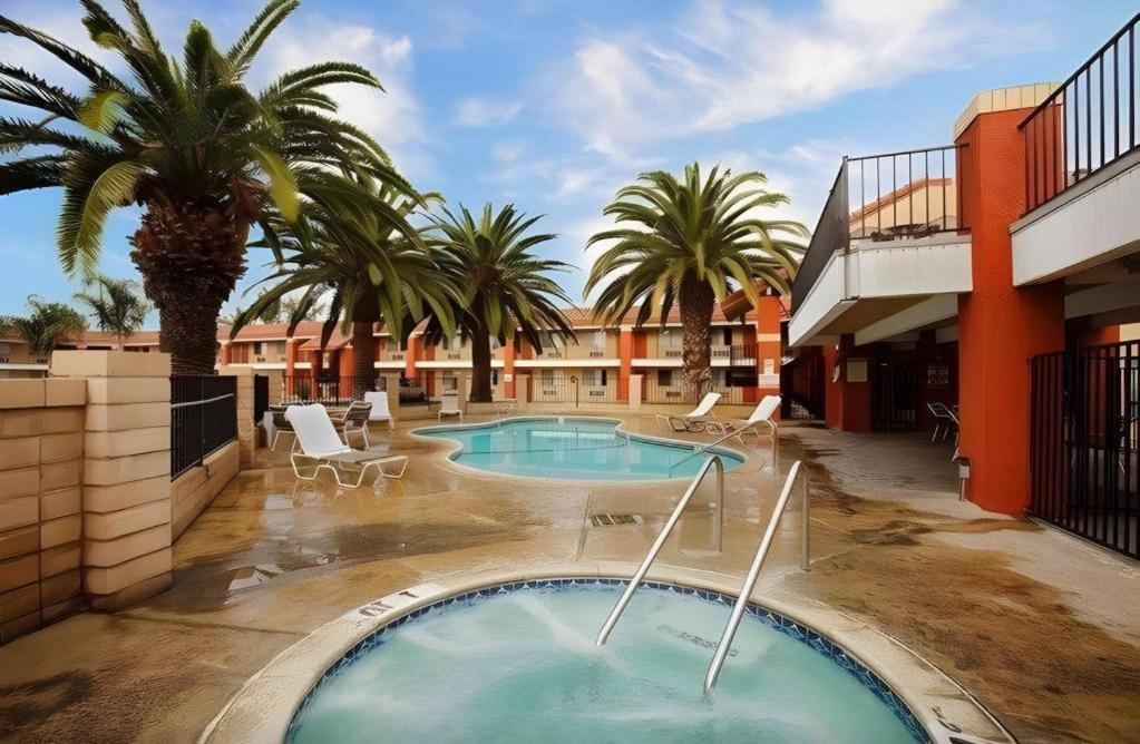Days Inn by Wyndham Hemet view 2