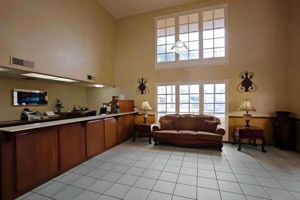 Days Inn by Wyndham Hemet view 4