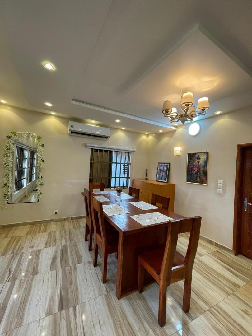 trois chambres et salon avec balcon à Porto Novo