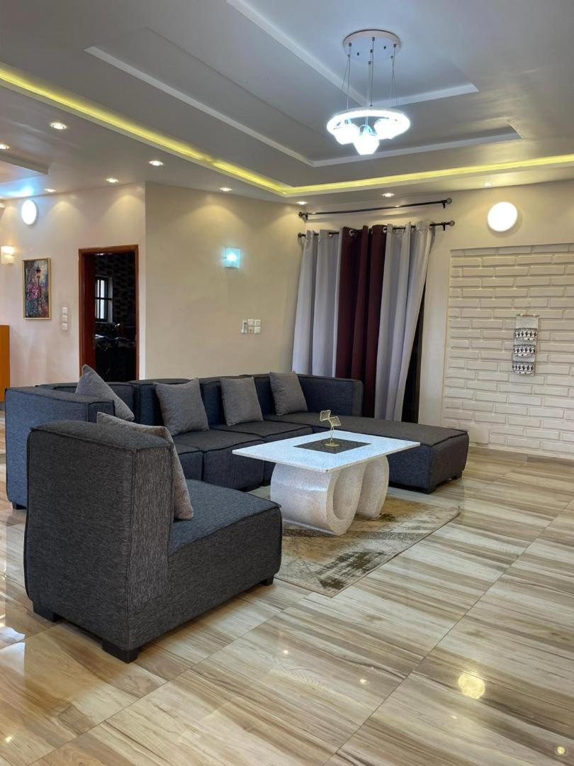 trois chambres et salon avec balcon à Porto Novo