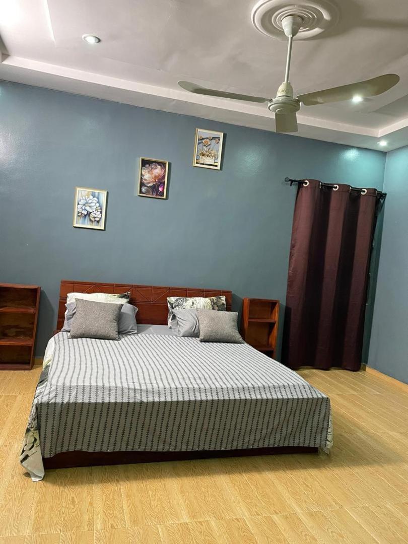 trois chambres et salon avec balcon à Porto Novo