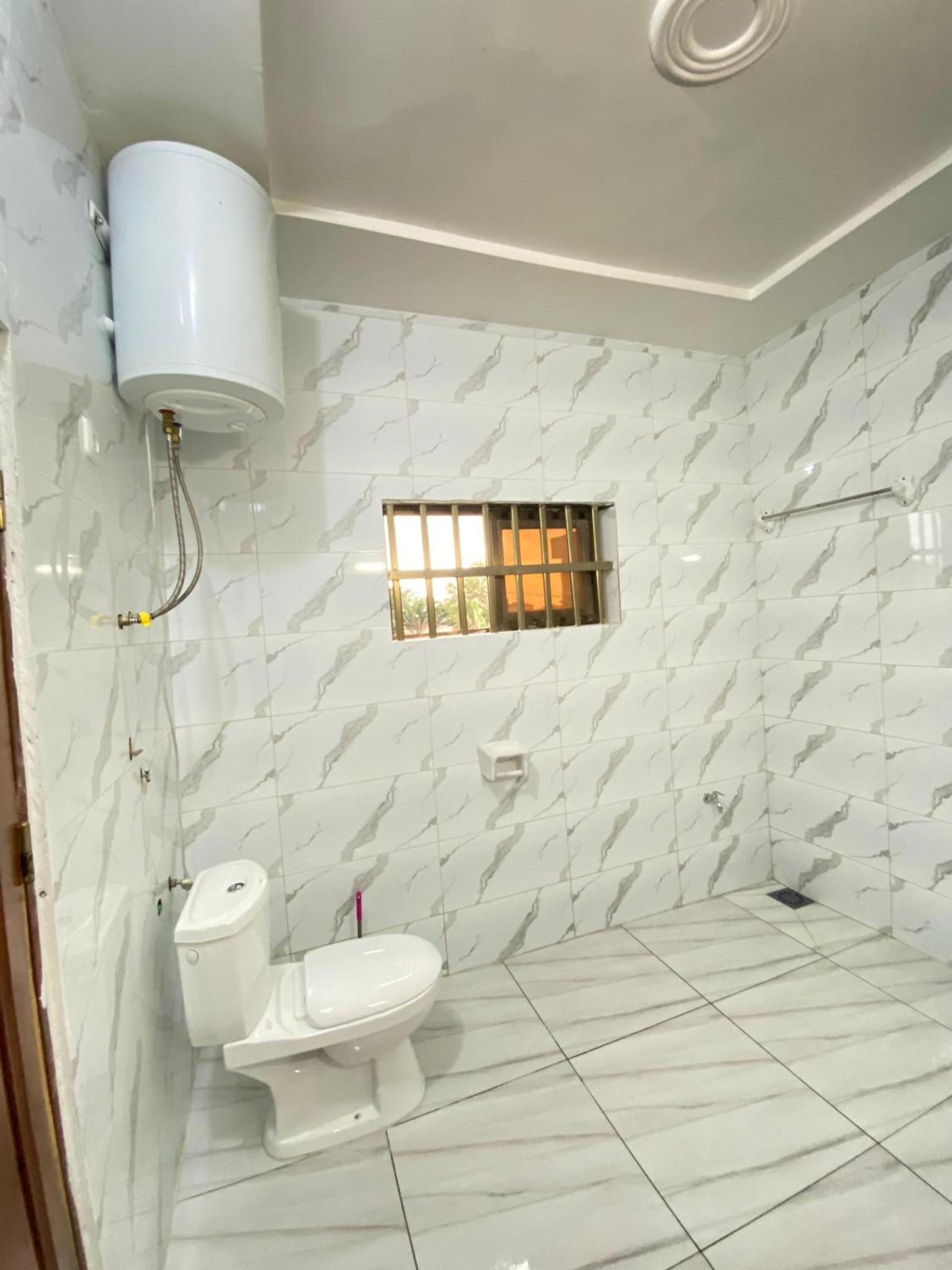 trois chambres et salon avec balcon à Porto Novo