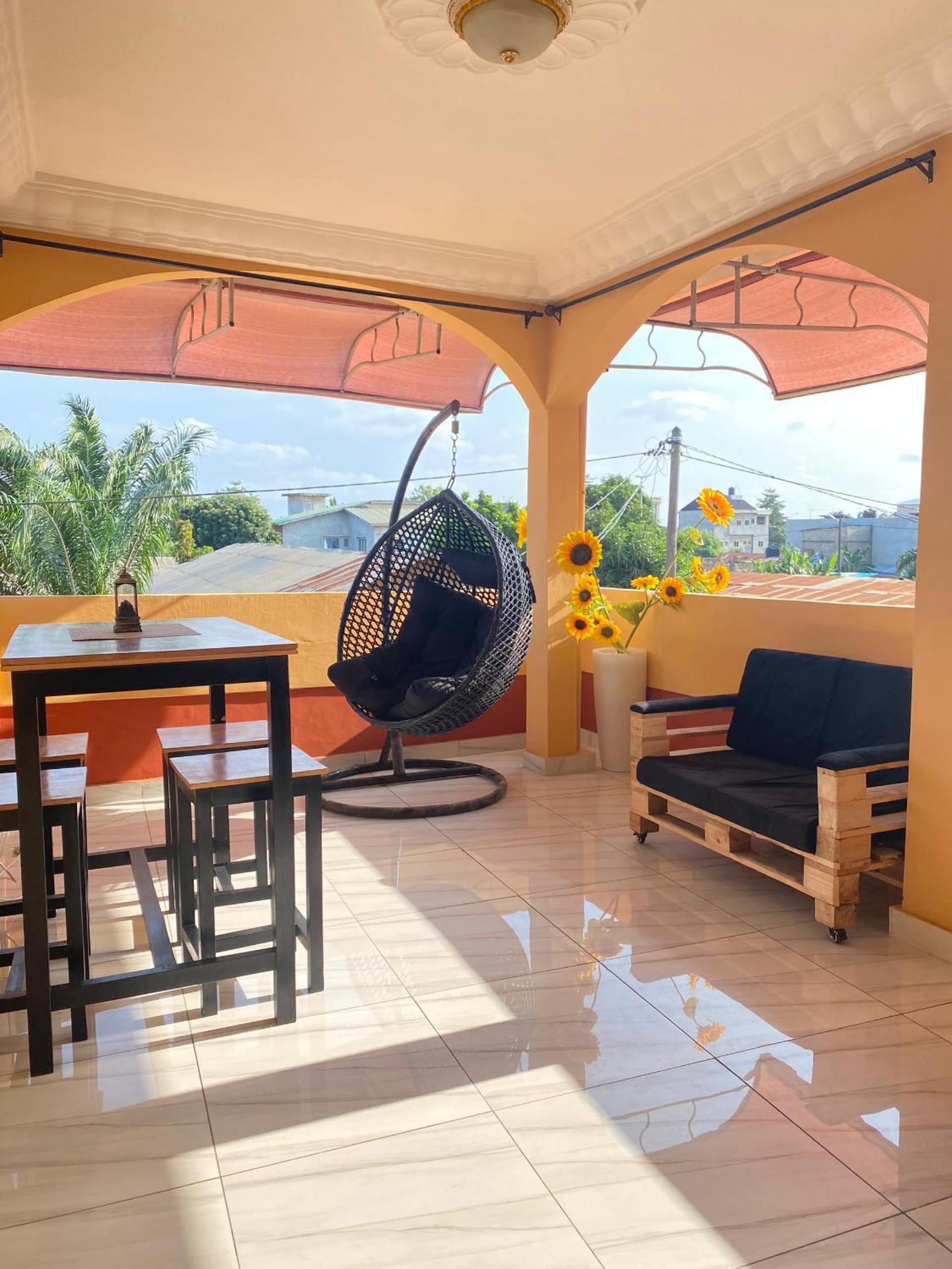 trois chambres et salon avec balcon à Porto Novo