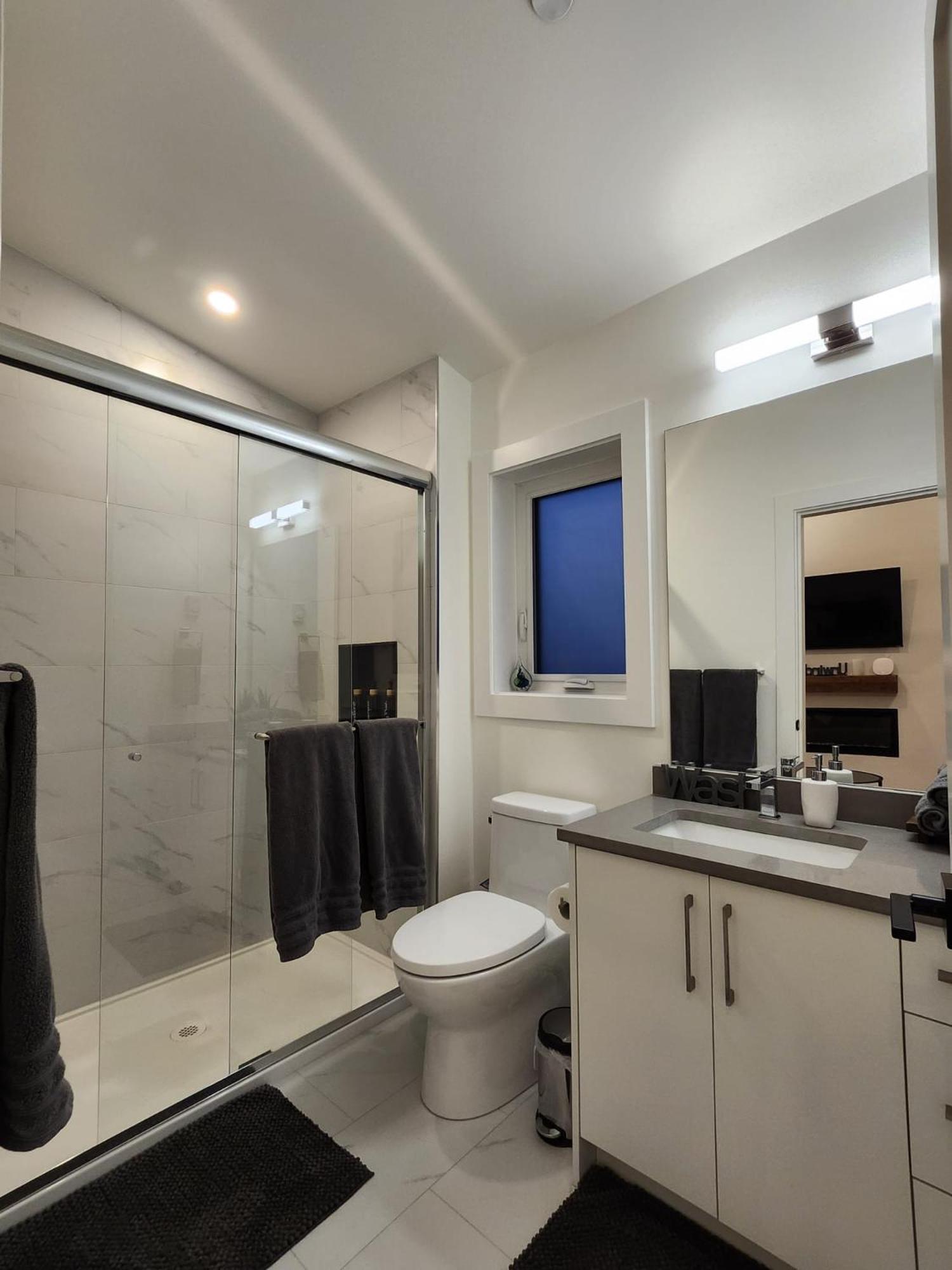 2BR Detached House - Free Parking -10 mins to YVR & Downtown