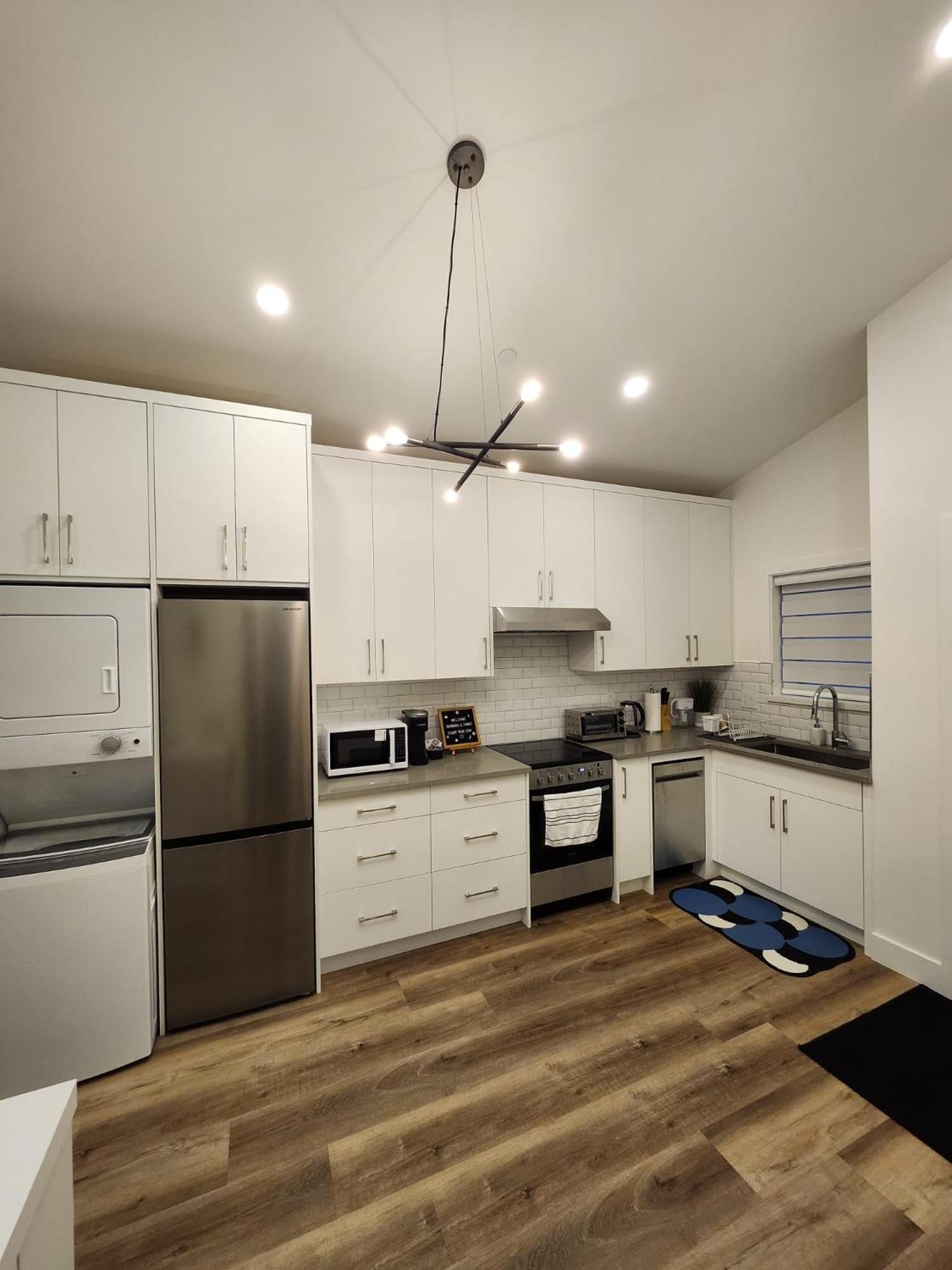 2BR Detached House - Free Parking -10 mins to YVR & Downtown