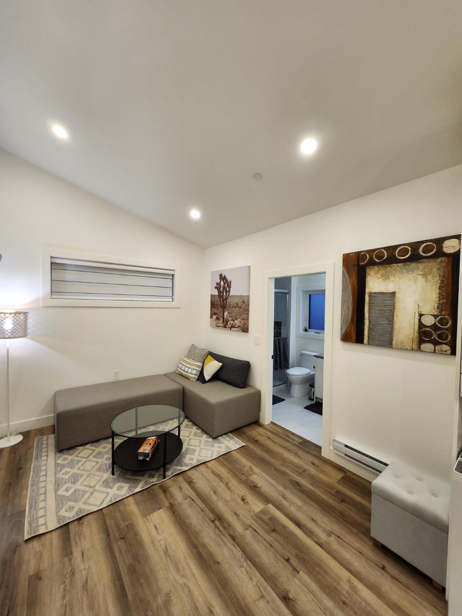 2BR Detached House - Free Parking -10 mins to YVR & Downtown