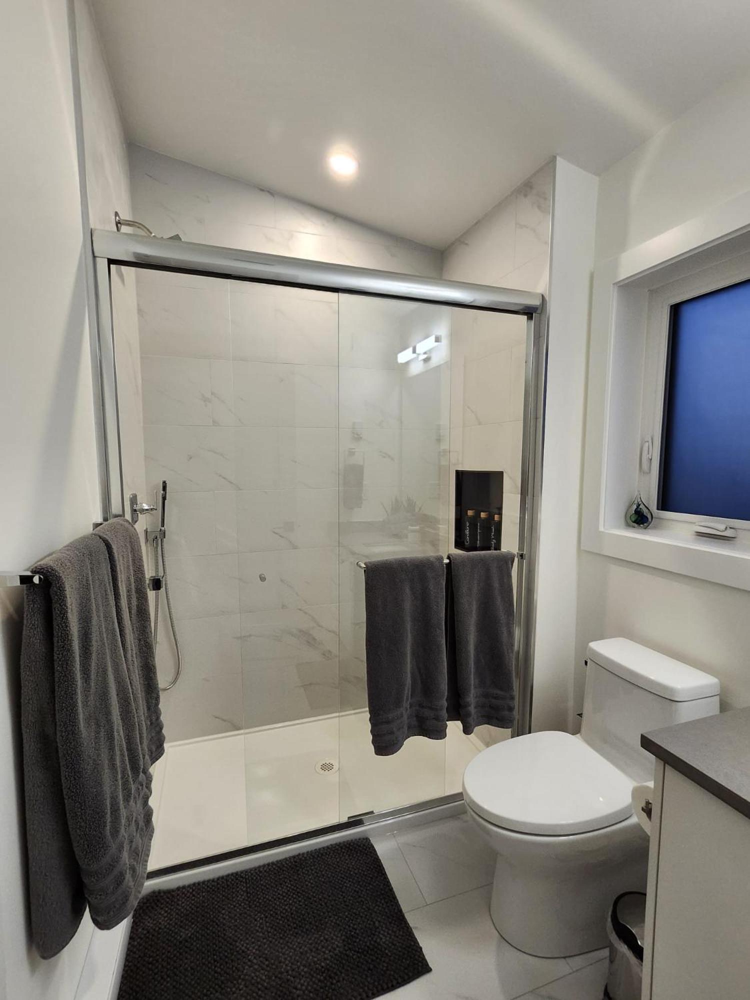 2BR Detached House - Free Parking -10 mins to YVR & Downtown