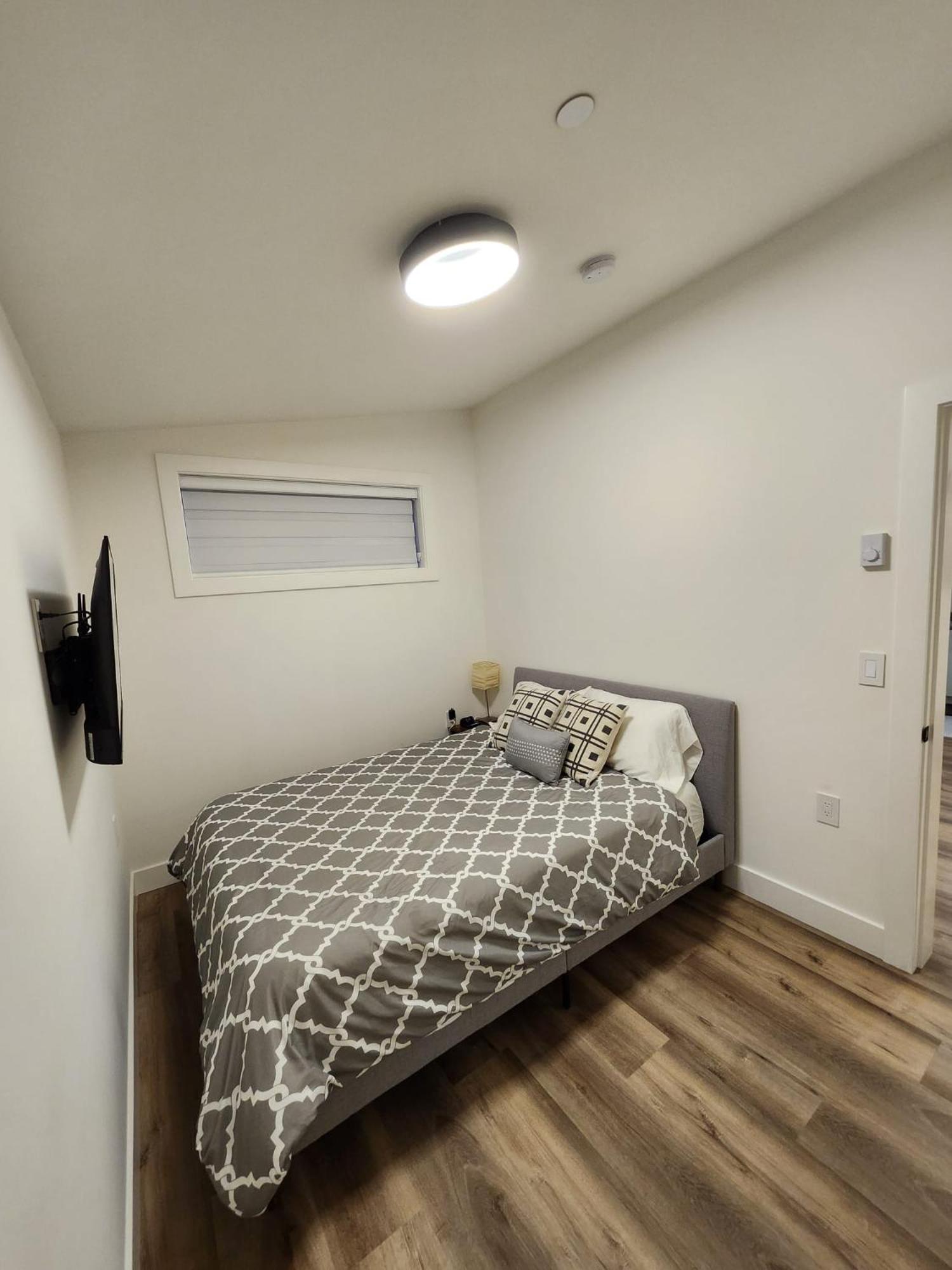 2BR Detached House - Free Parking -10 mins to YVR & Downtown
