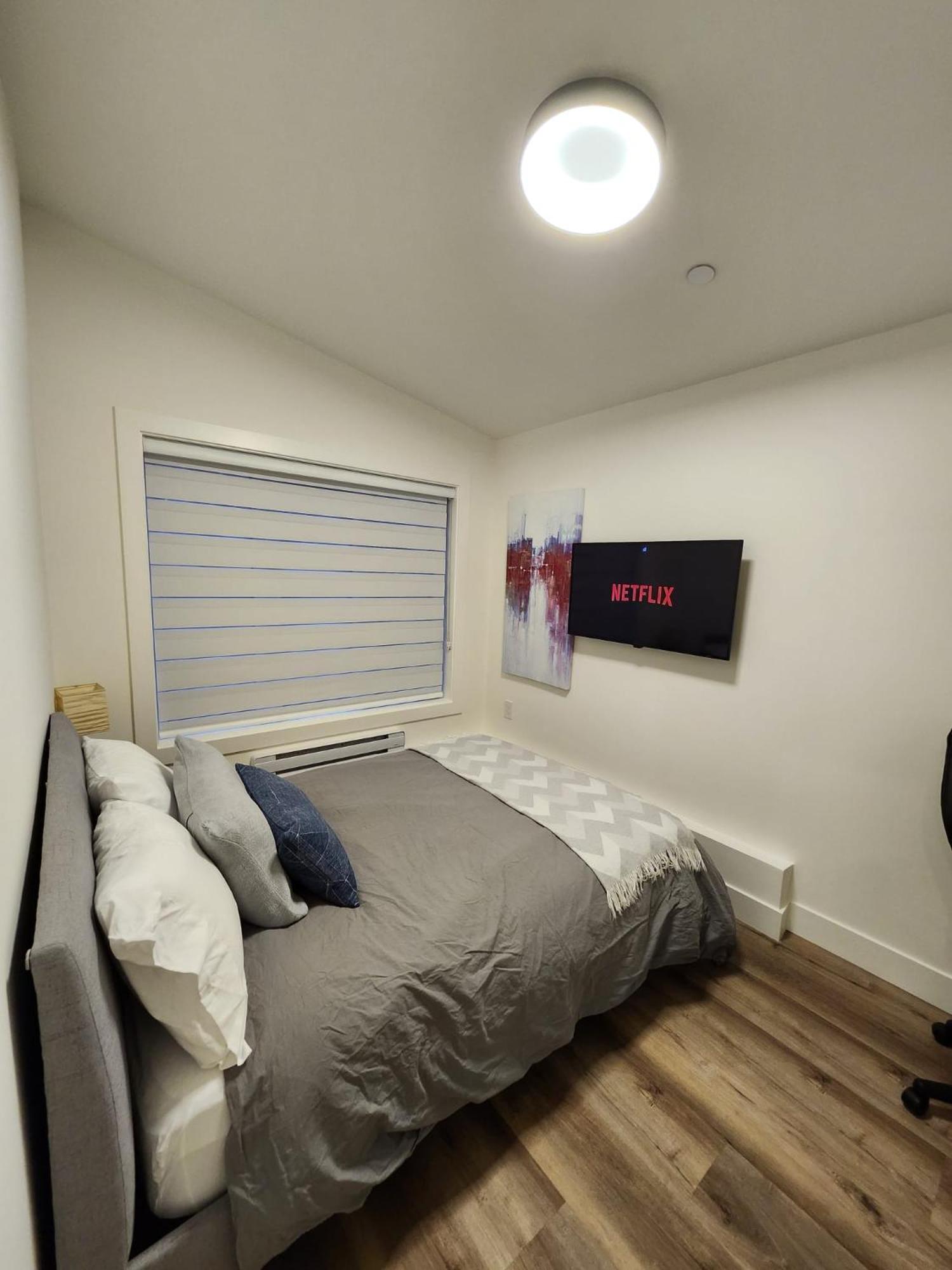 2BR Detached House - Free Parking -10 mins to YVR & Downtown
