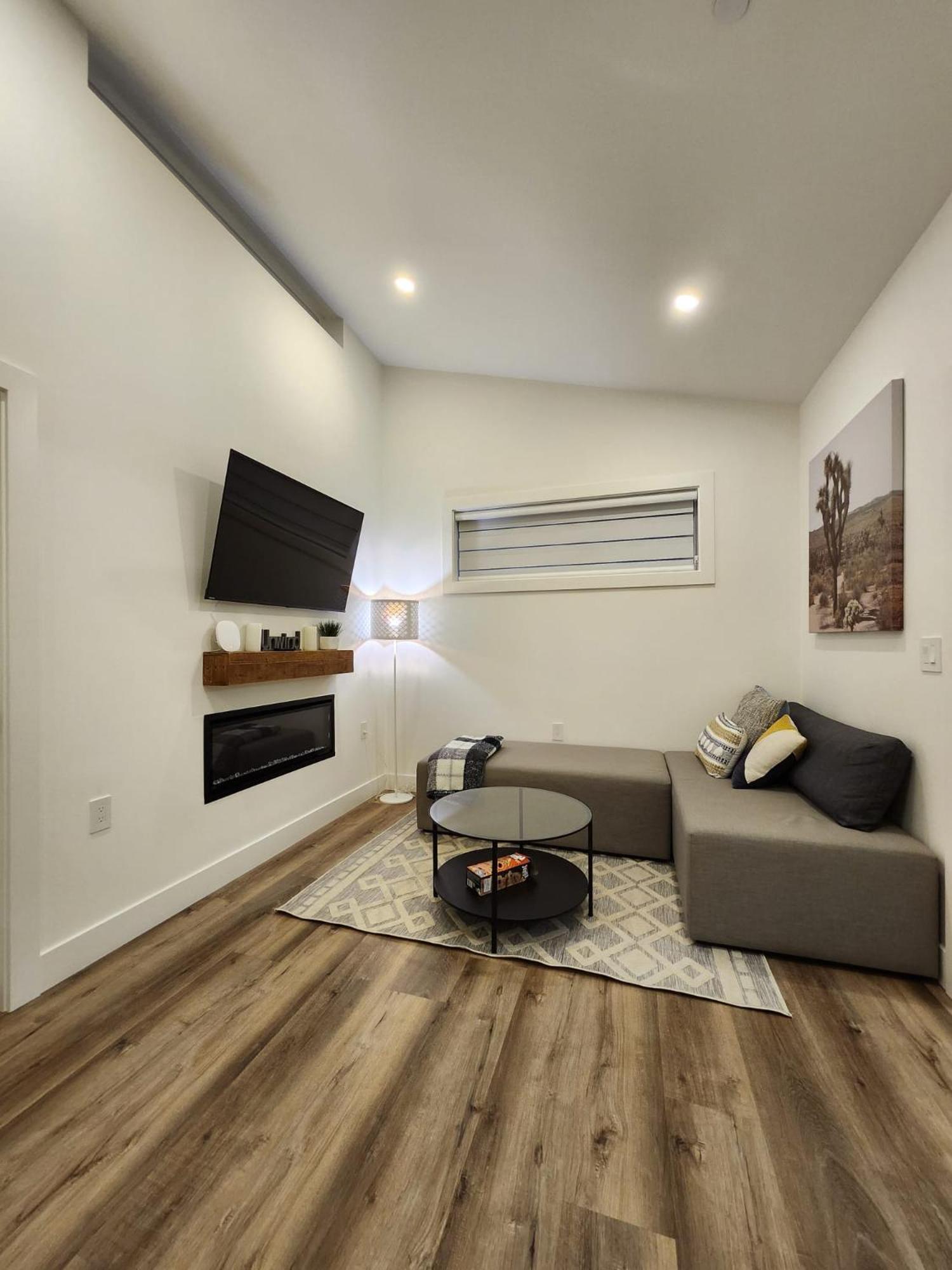 2BR Detached House - Free Parking -10 mins to YVR & Downtown