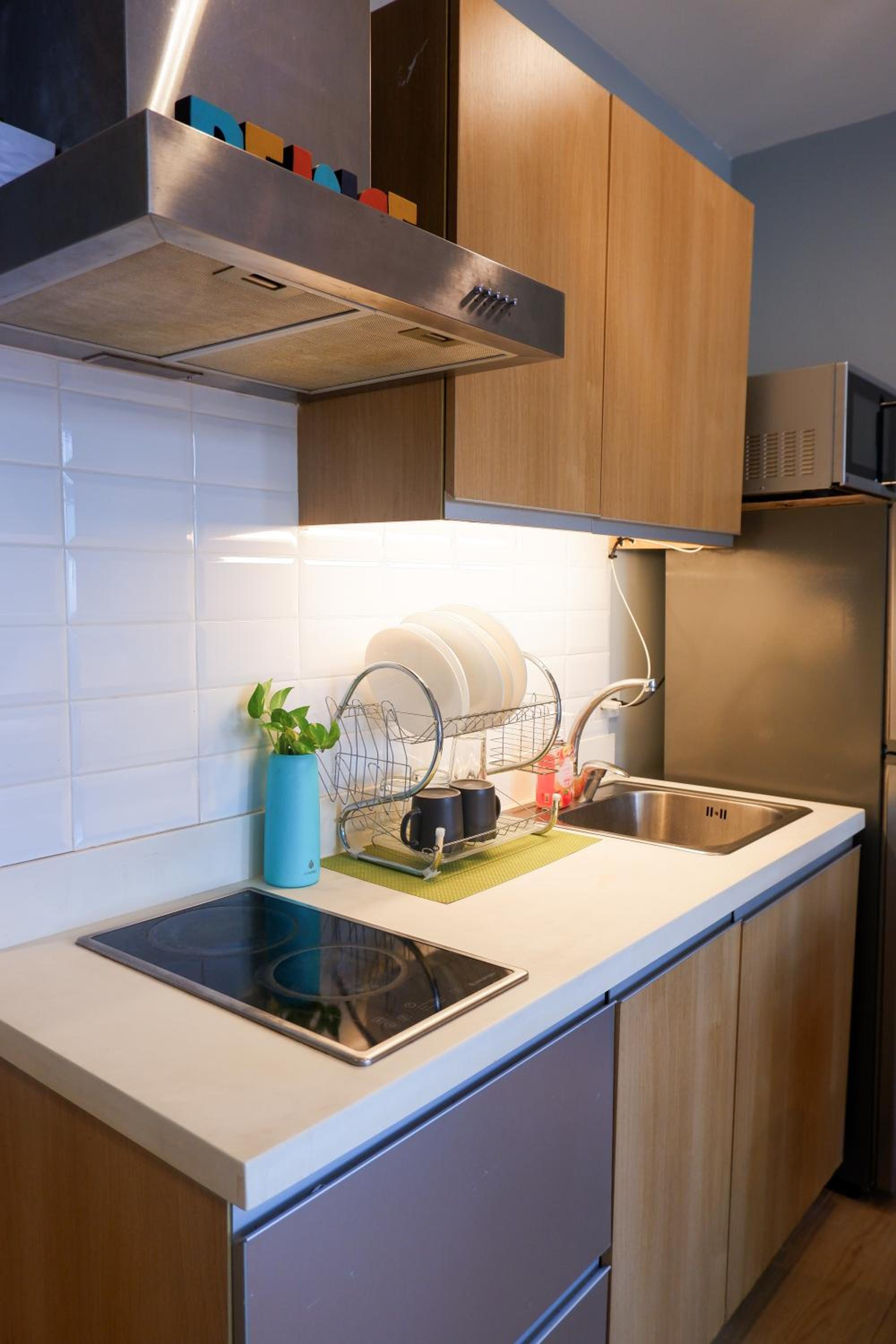 Condo in Makati with Fast WiFi, Free Pool, Netflix and Own Balcony view 2