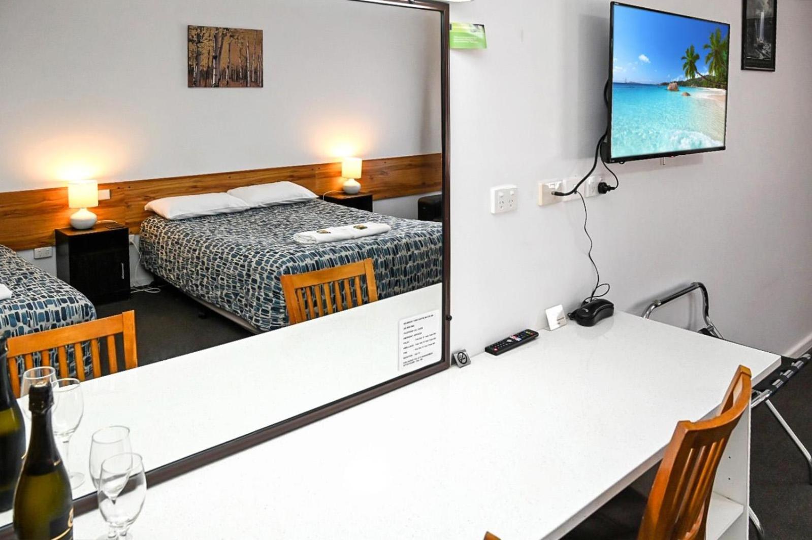 Holbrook Town Centre Motor Inn