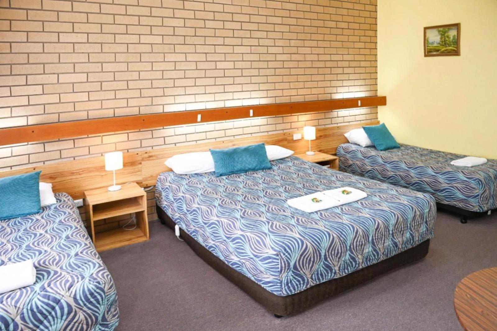 Holbrook Town Centre Motor Inn