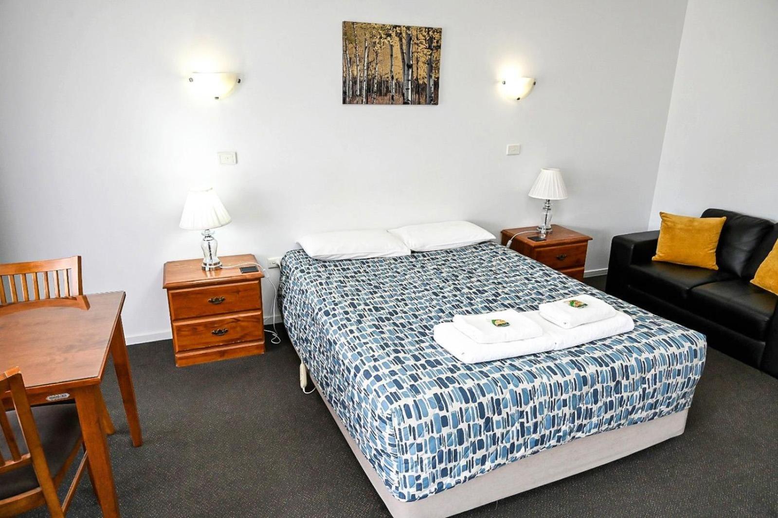 Holbrook Town Centre Motor Inn