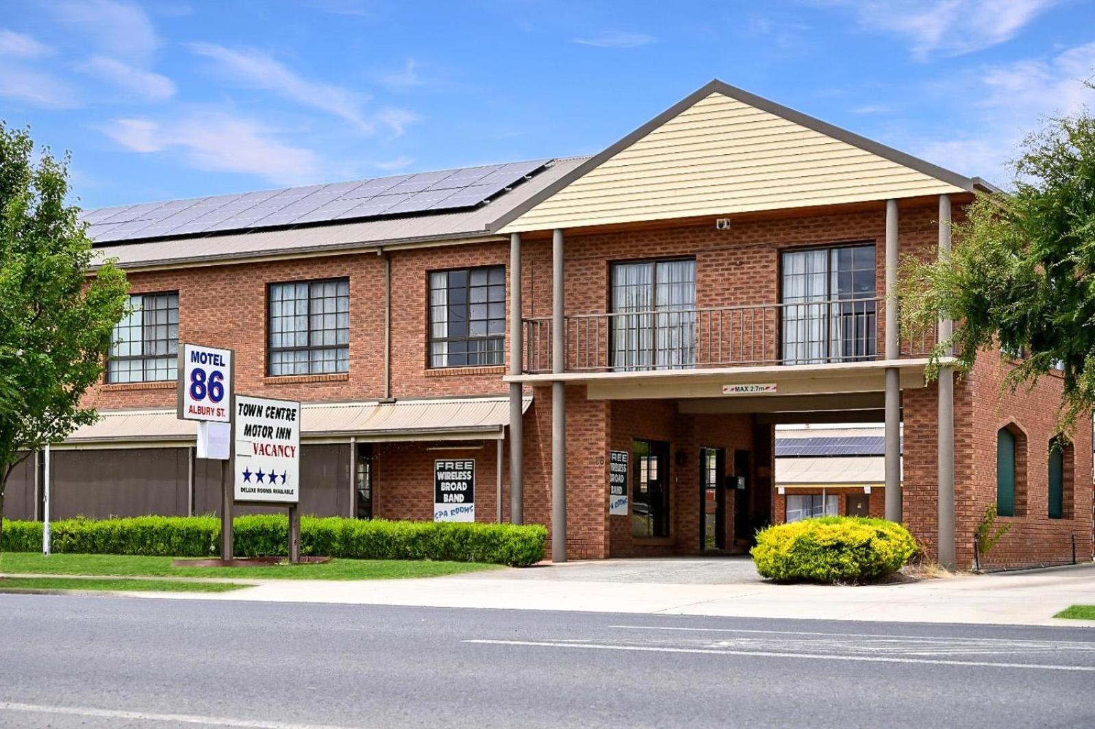 Holbrook Town Centre Motor Inn